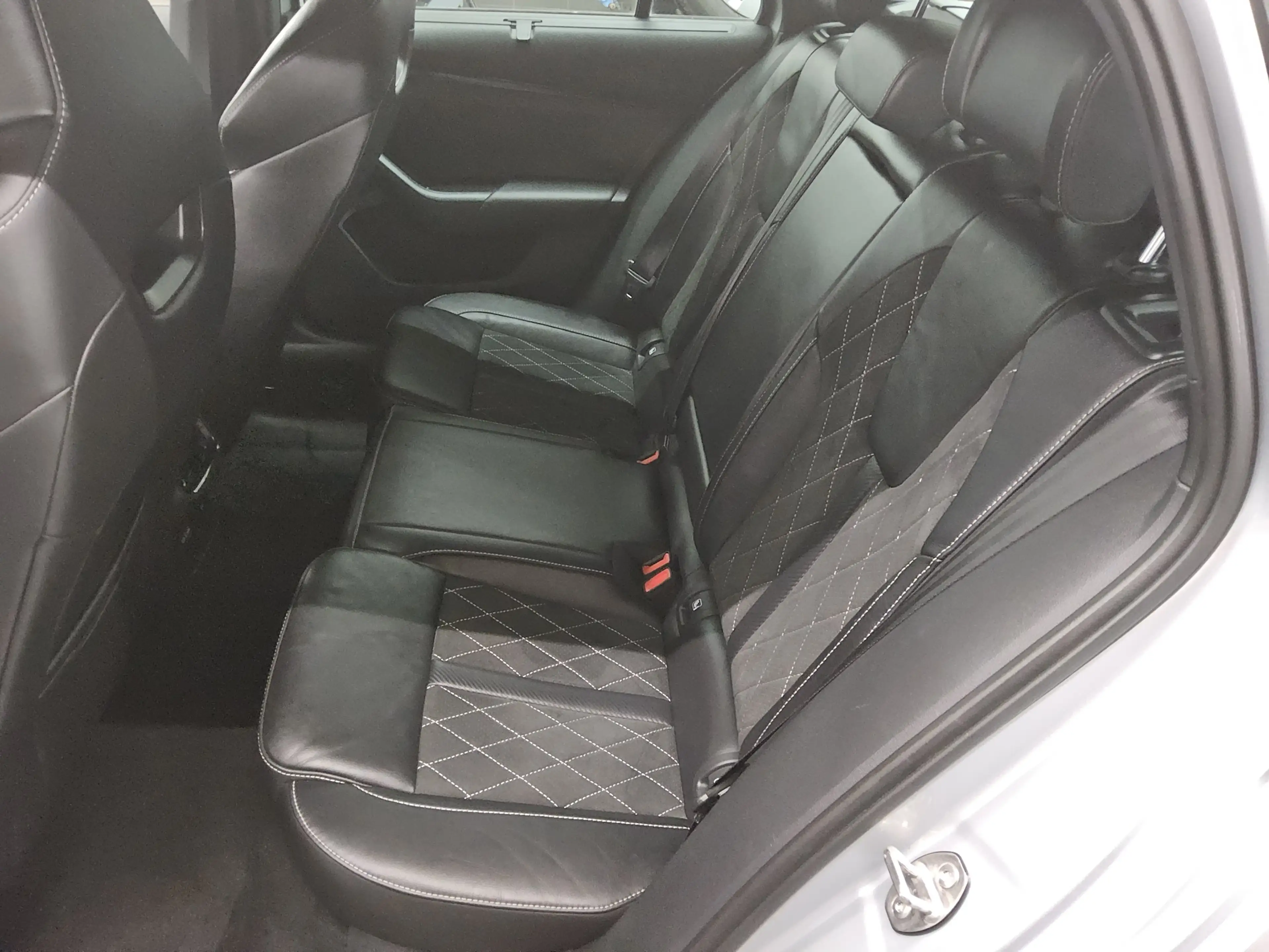 Skoda Octavia OCTAVIA T-LEDER NAVI SPORTSITZE KLIMAAUT RADIO TEMPO MFL SHZ VC PDC HUD ACC Matrix — photo 13