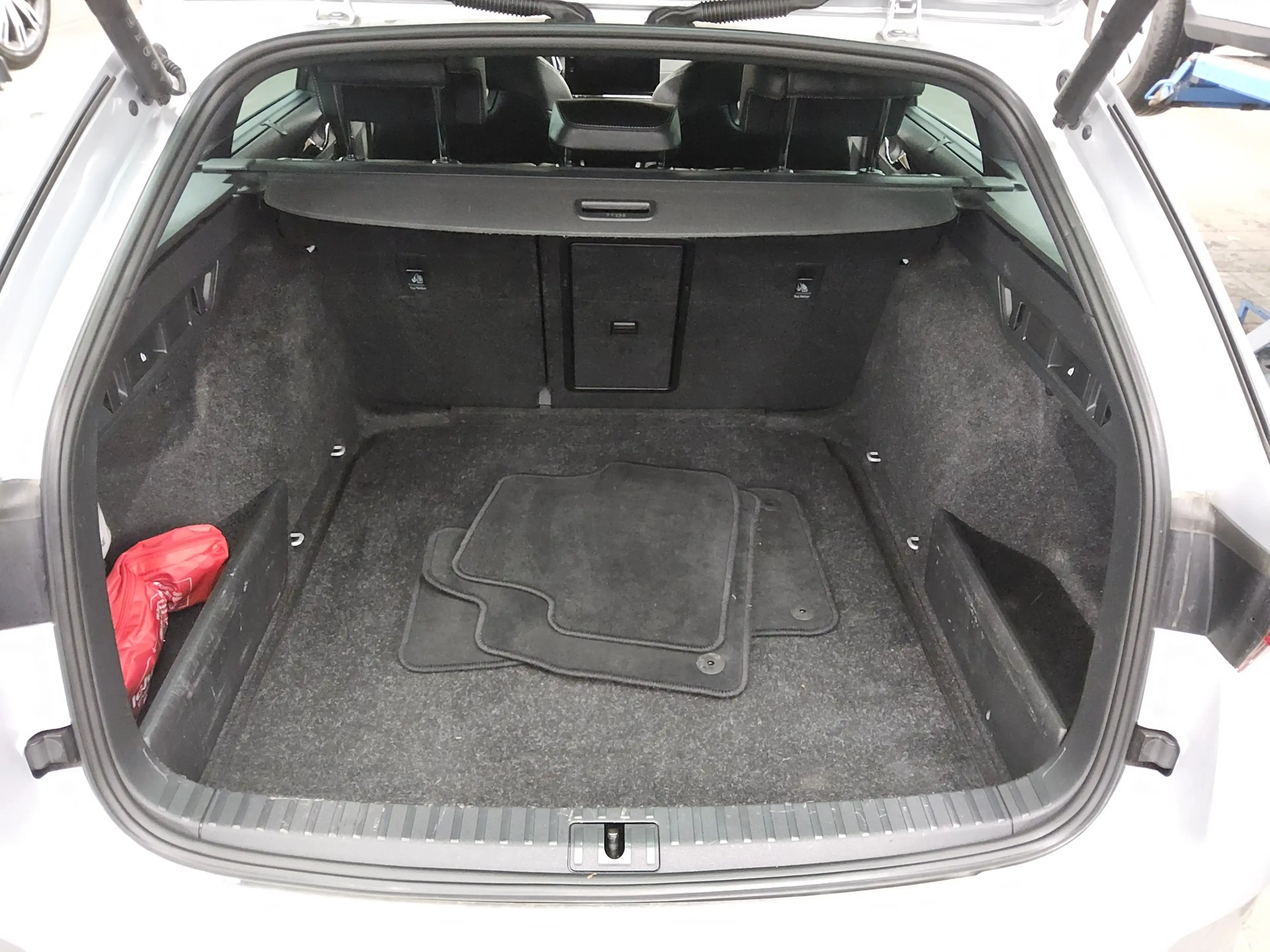 Skoda Octavia OCTAVIA T-LEDER NAVI SPORTSITZE KLIMAAUT RADIO TEMPO MFL SHZ VC PDC HUD ACC Matrix — photo 12