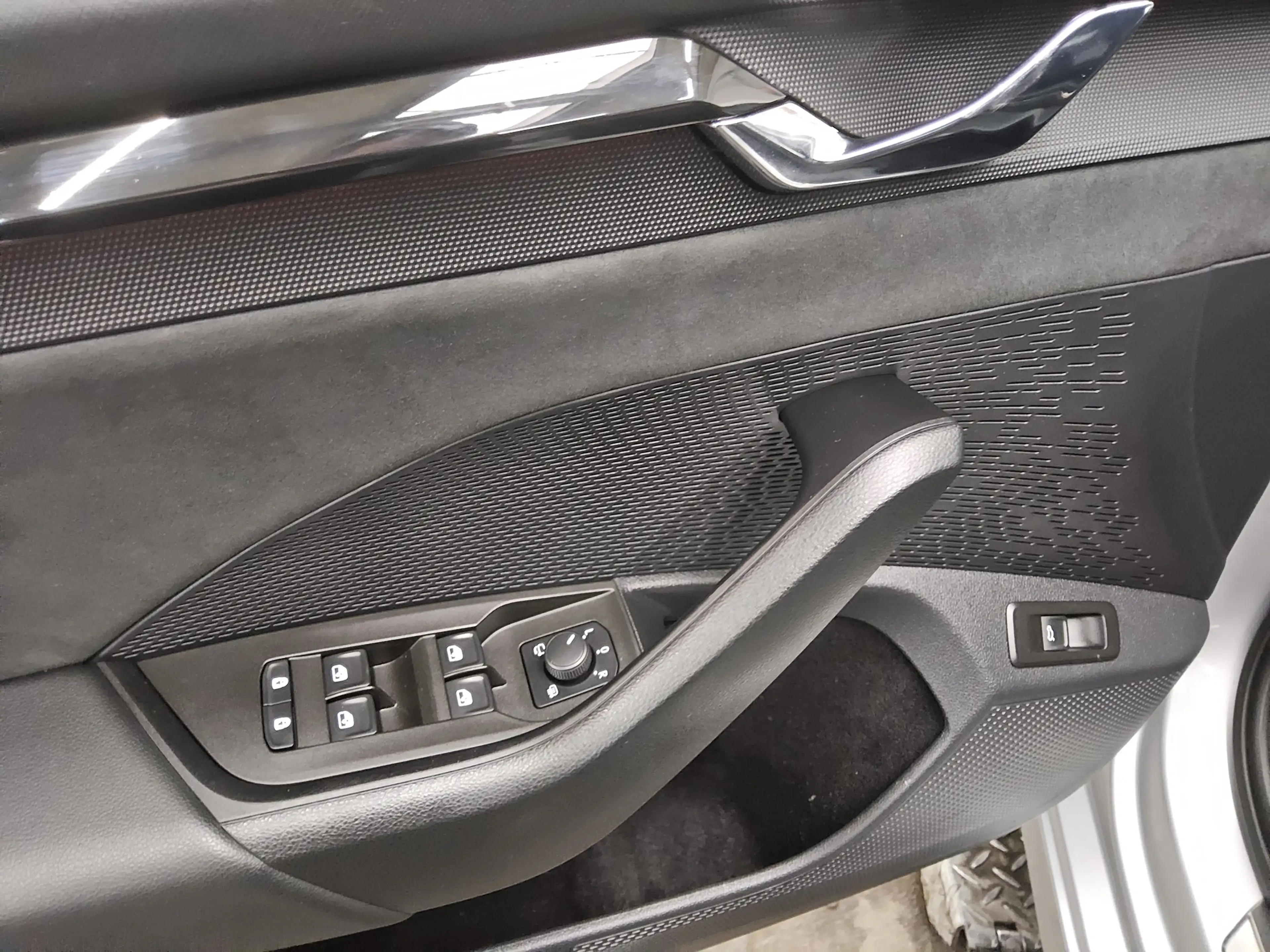 Skoda Octavia OCTAVIA T-LEDER NAVI SPORTSITZE KLIMAAUT RADIO TEMPO MFL SHZ VC PDC HUD ACC Matrix — photo 9