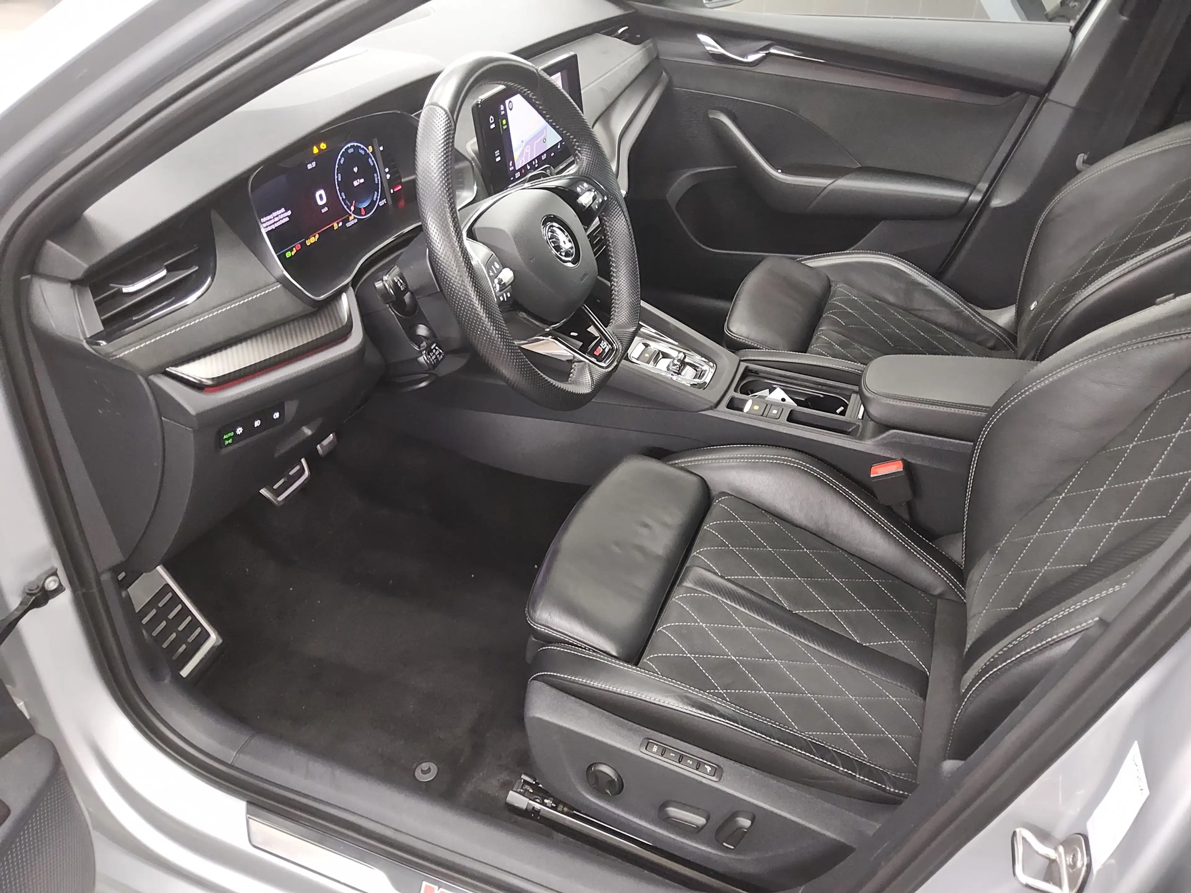 Skoda Octavia OCTAVIA T-LEDER NAVI SPORTSITZE KLIMAAUT RADIO TEMPO MFL SHZ VC PDC HUD ACC Matrix — photo 8