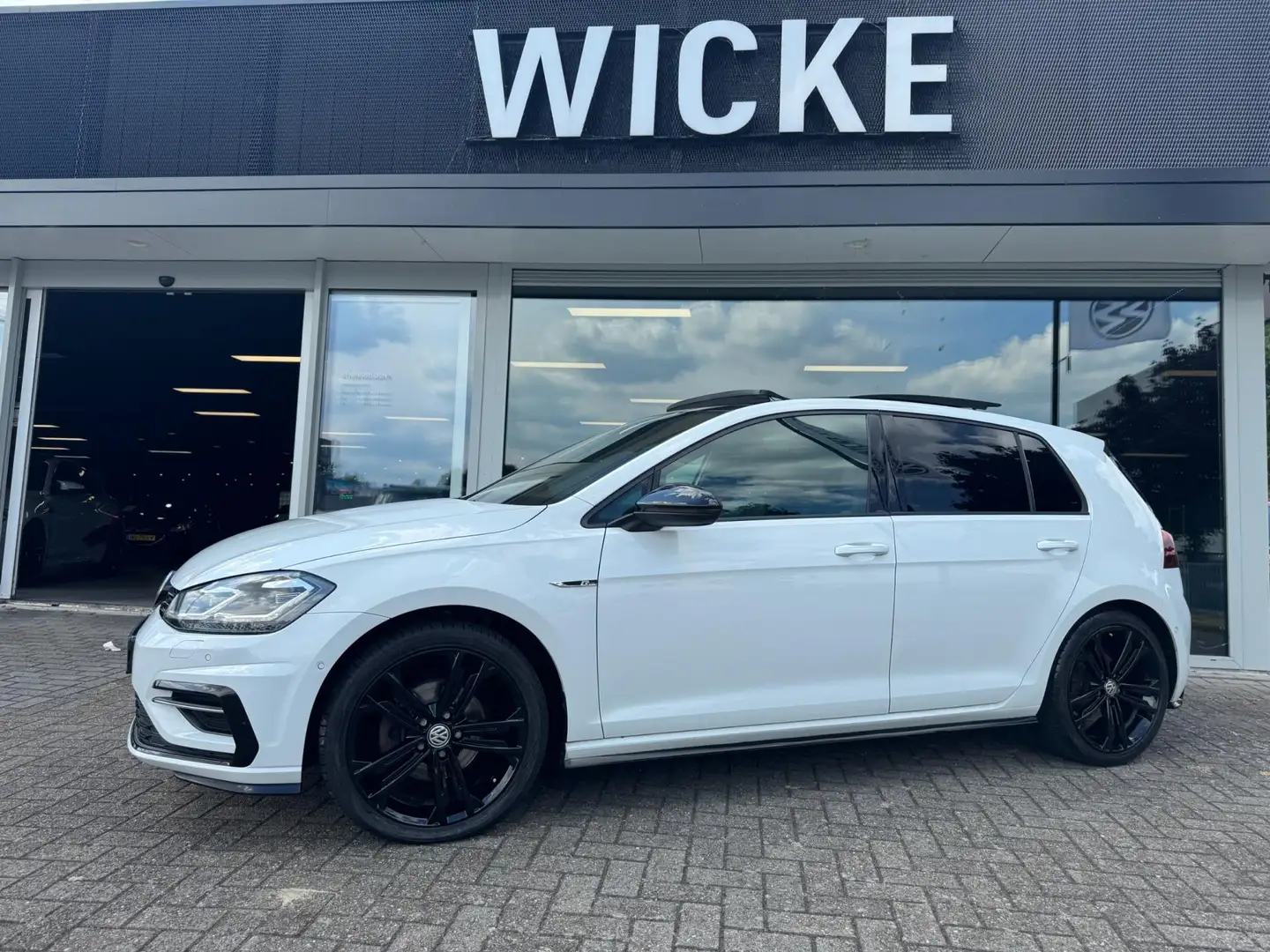 Volkswagen Golf 1.4 TSI Highline R Line DSG Pano Camera Navi Virtu Wit - 1