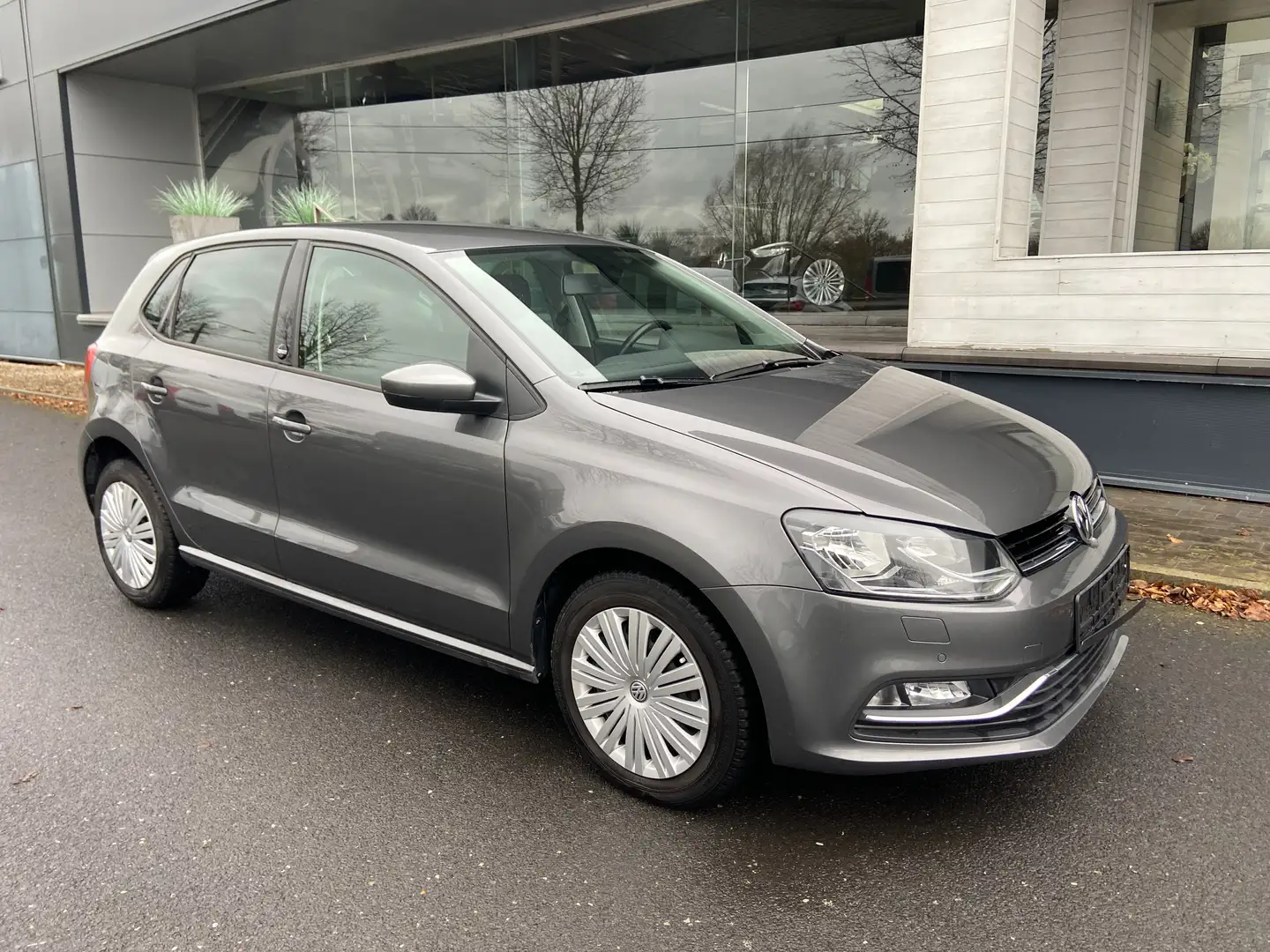 Volkswagen Polo AUTOMAAT VERWAMRDE ZETELS NAVI ALS NIEUW Grijs - 1