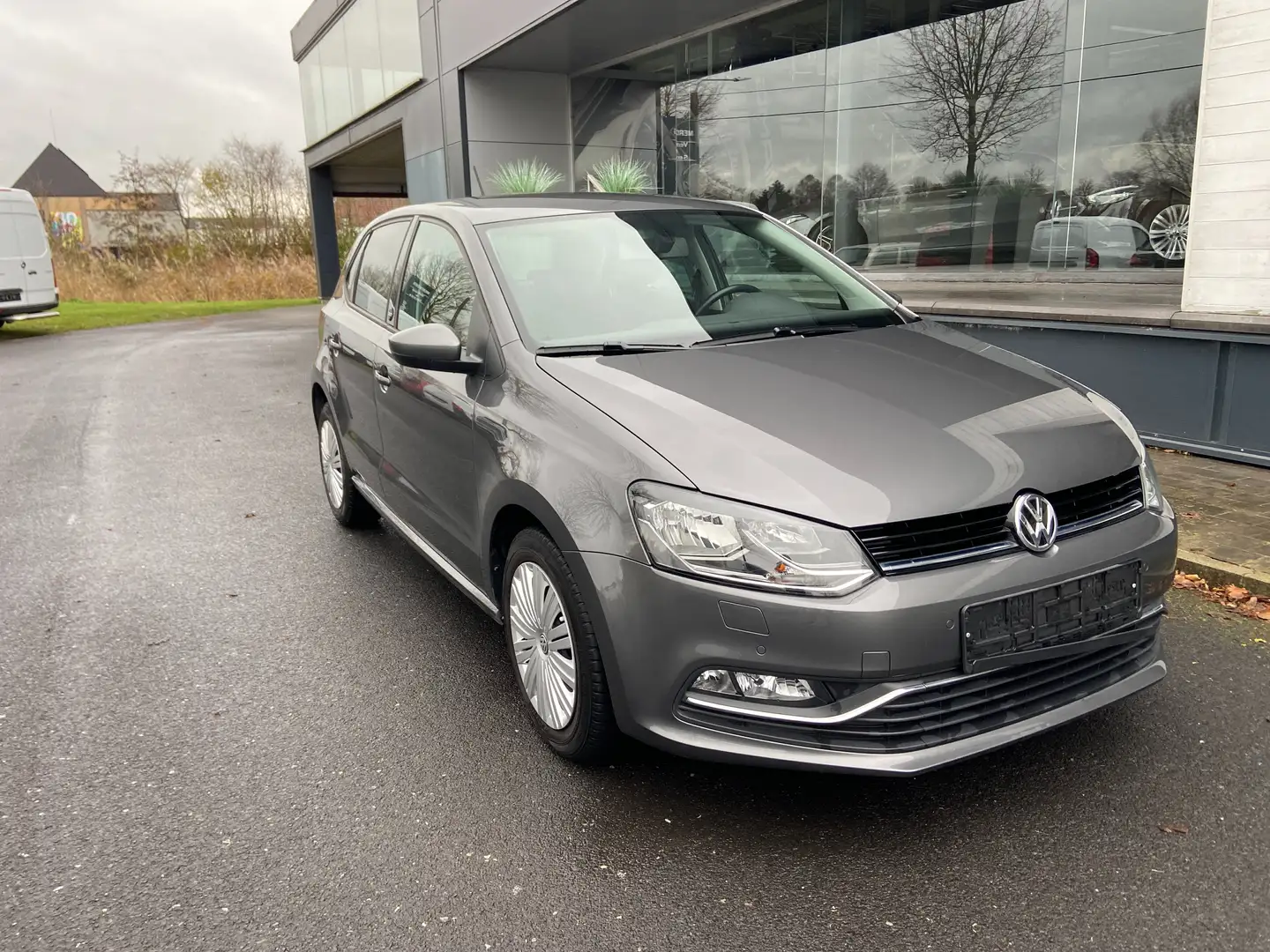 Volkswagen Polo AUTOMAAT VERWAMRDE ZETELS NAVI ALS NIEUW Grijs - 2