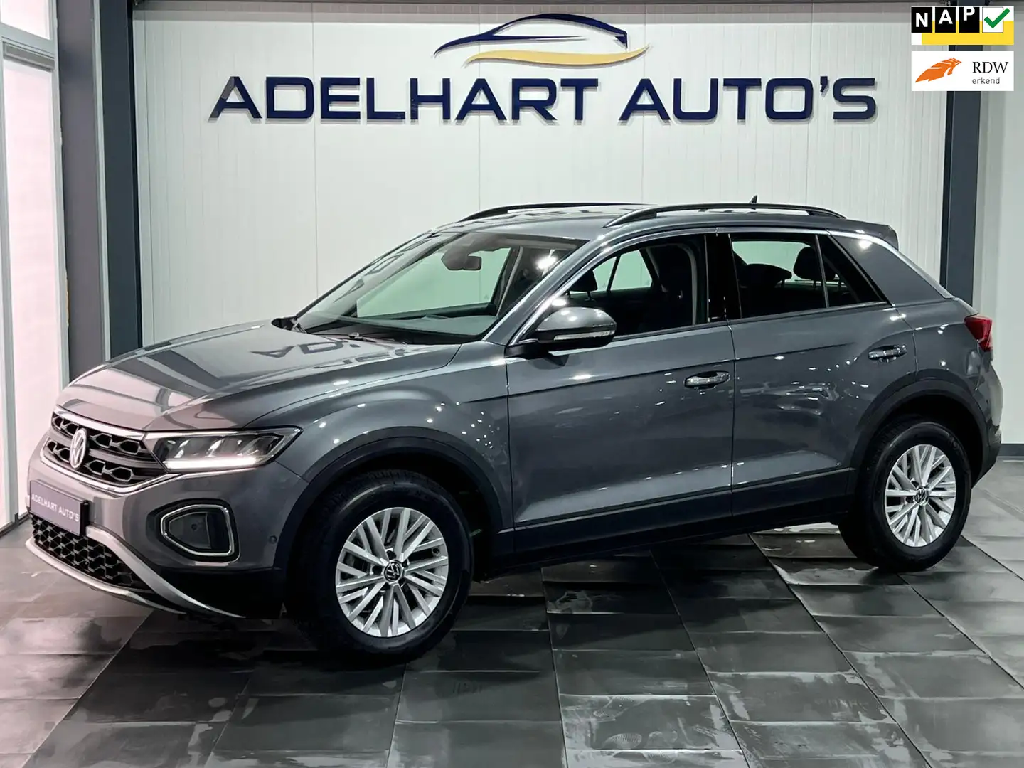 Volkswagen T-Roc 1.5 TSI Life 150 PK Automaat / Apple CarPlay / Cam Grijs - 1