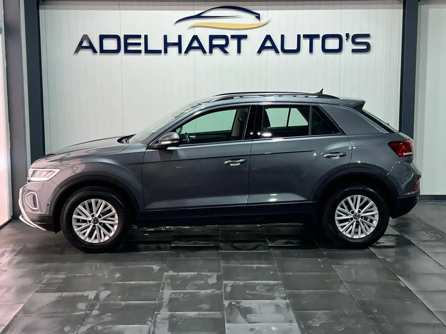 Volkswagen T-Roc 1.5 TSI Life 150 PK Automaat / Apple CarPlay / Cam Grijs - 2