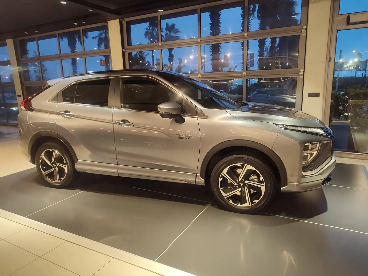 Mitsubishi Eclipse Cross Eclipse Cross 2.4 phev Diamond sda navi s-awc Gris - 1