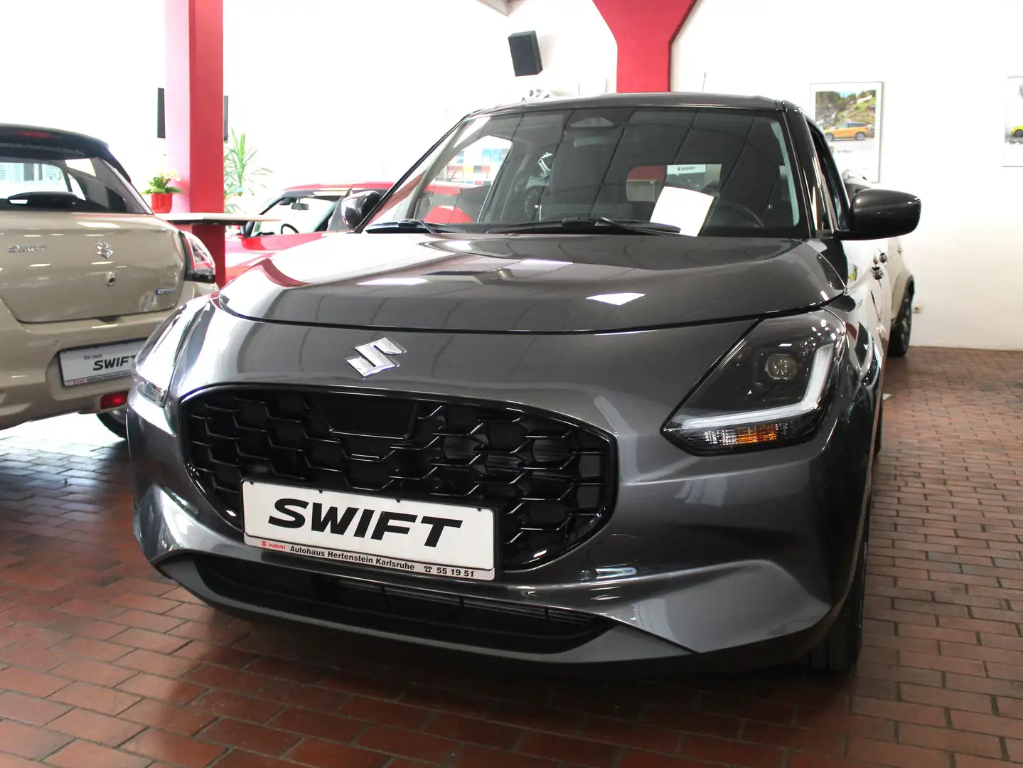 Suzuki Swift 2024 Hybrid 1.2 Comfort M/T Grau - 1