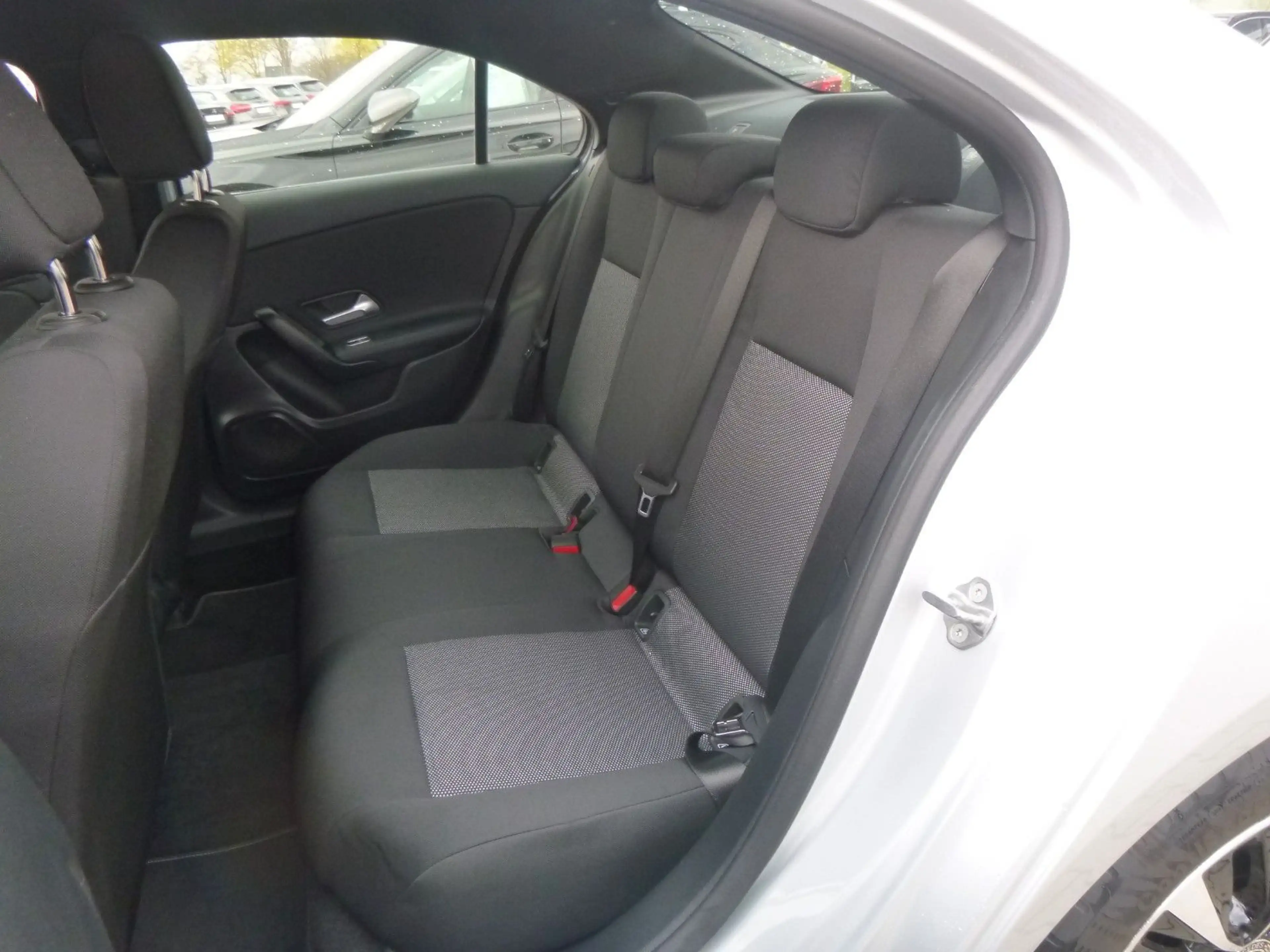Mercedes-Benz A 180 Limousine NAV/LED/KAM/PDC/SHZ — photo 11