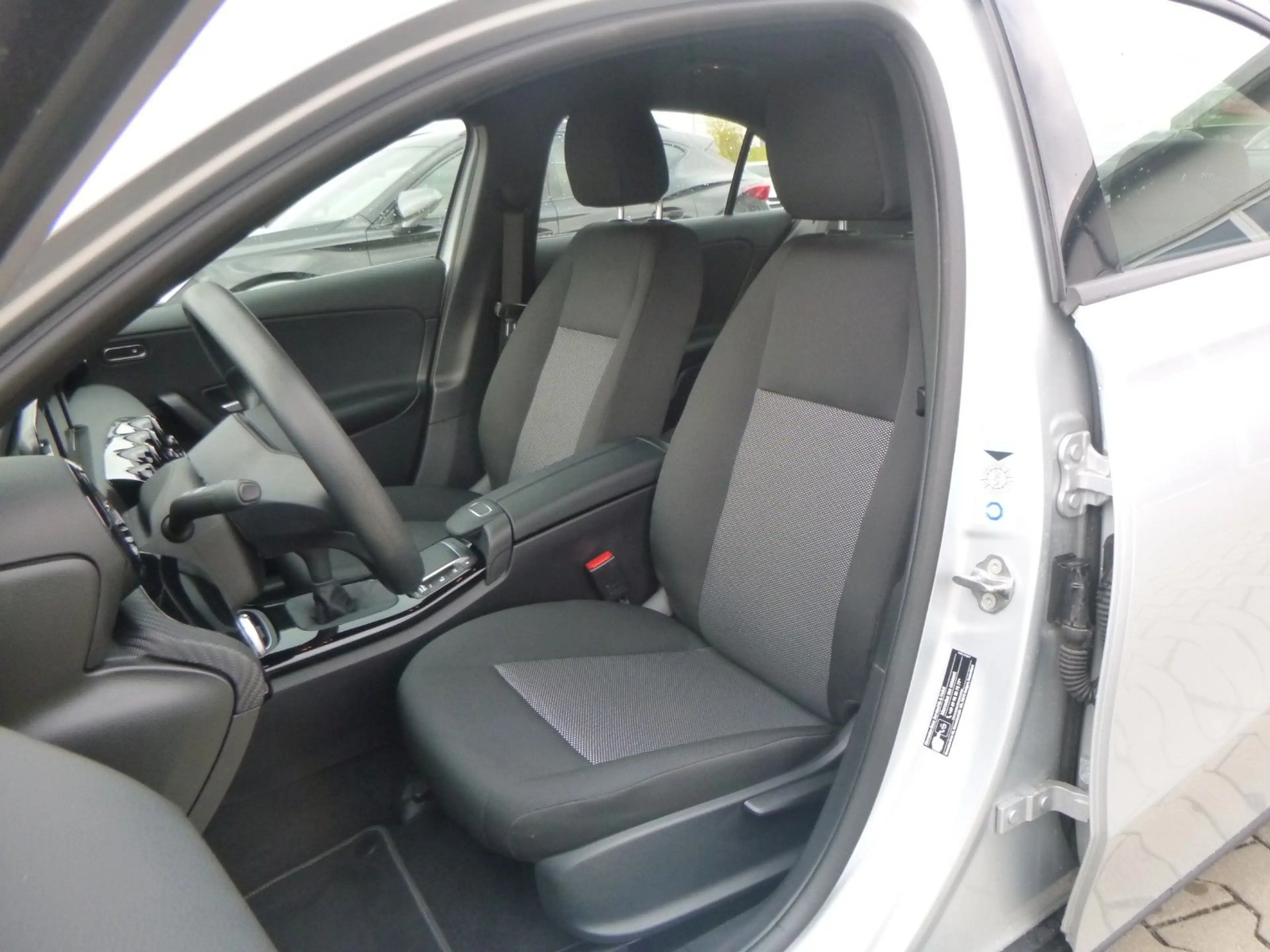 Mercedes-Benz A 180 Limousine NAV/LED/KAM/PDC/SHZ — photo 9