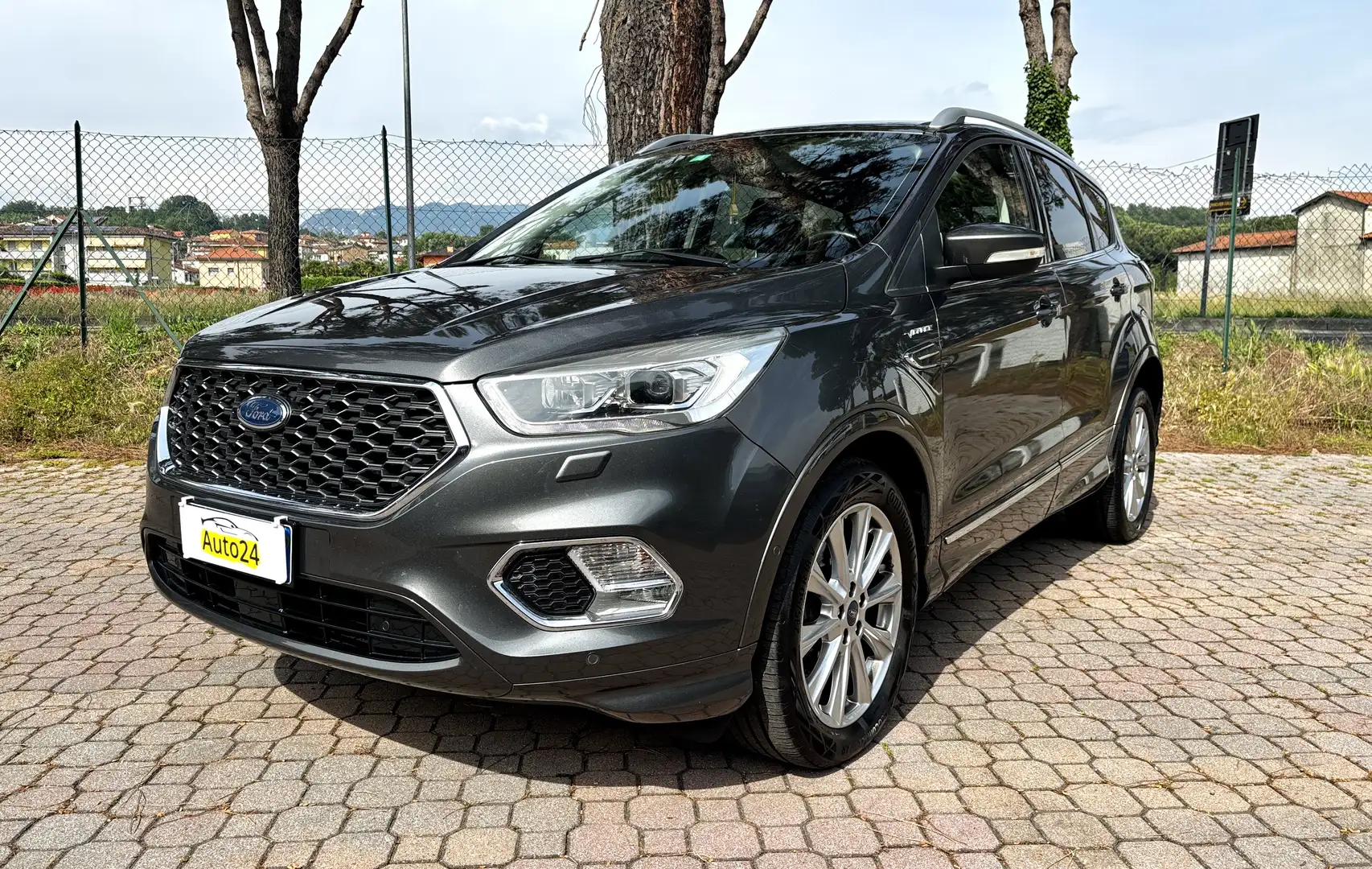 Ford Kuga Kuga 2.0 tdci Vignale s Grau - 1