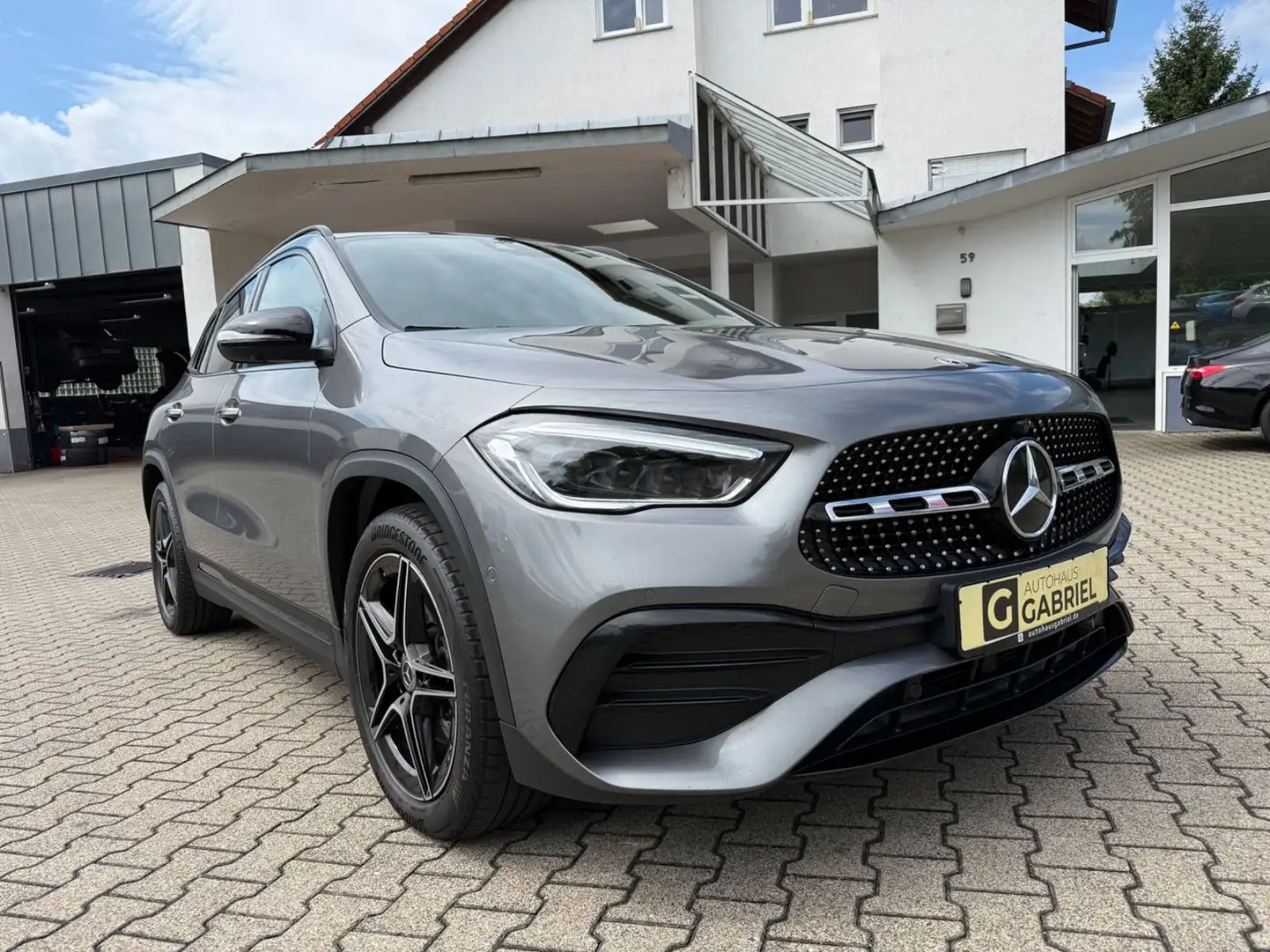 Mercedes-Benz GLA 200 d 4M AMG Night Beam Pano AHK STHZ 360 HuD Grau - 1