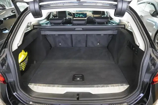 BMW 3 Series view 10