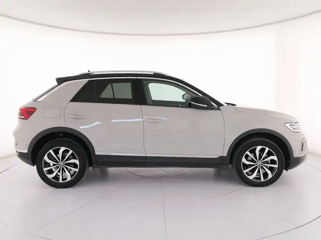 Volkswagen T-Roc view 3