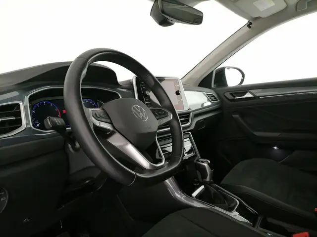 Volkswagen T-Roc view 11