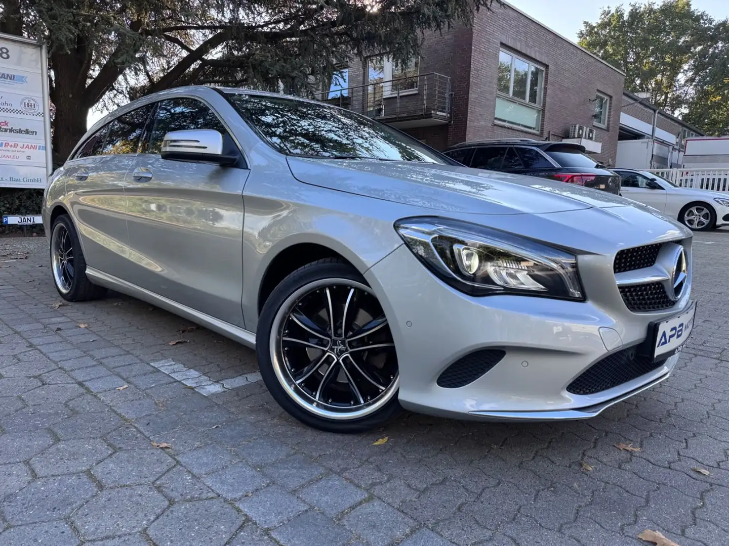 Mercedes-Benz CLA 200 CLA 200 DCT AMG LINE LED NAVI CAM LEDER AHK TEMP Silber - 1