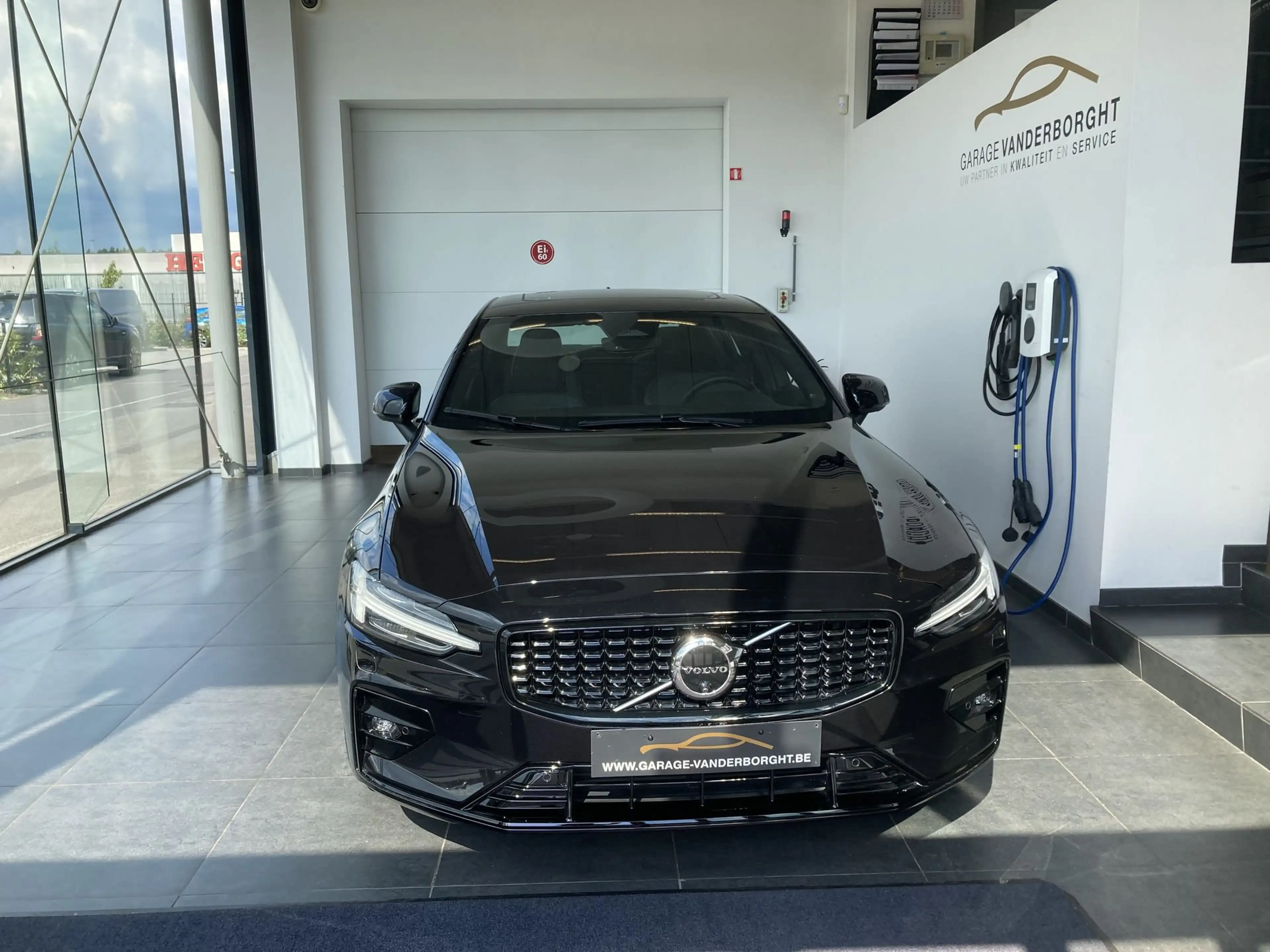 Volvo S60 PLUS DARK HYBRID BENZINE OPEN DAK+TAL VAN OPTIES — photo 2