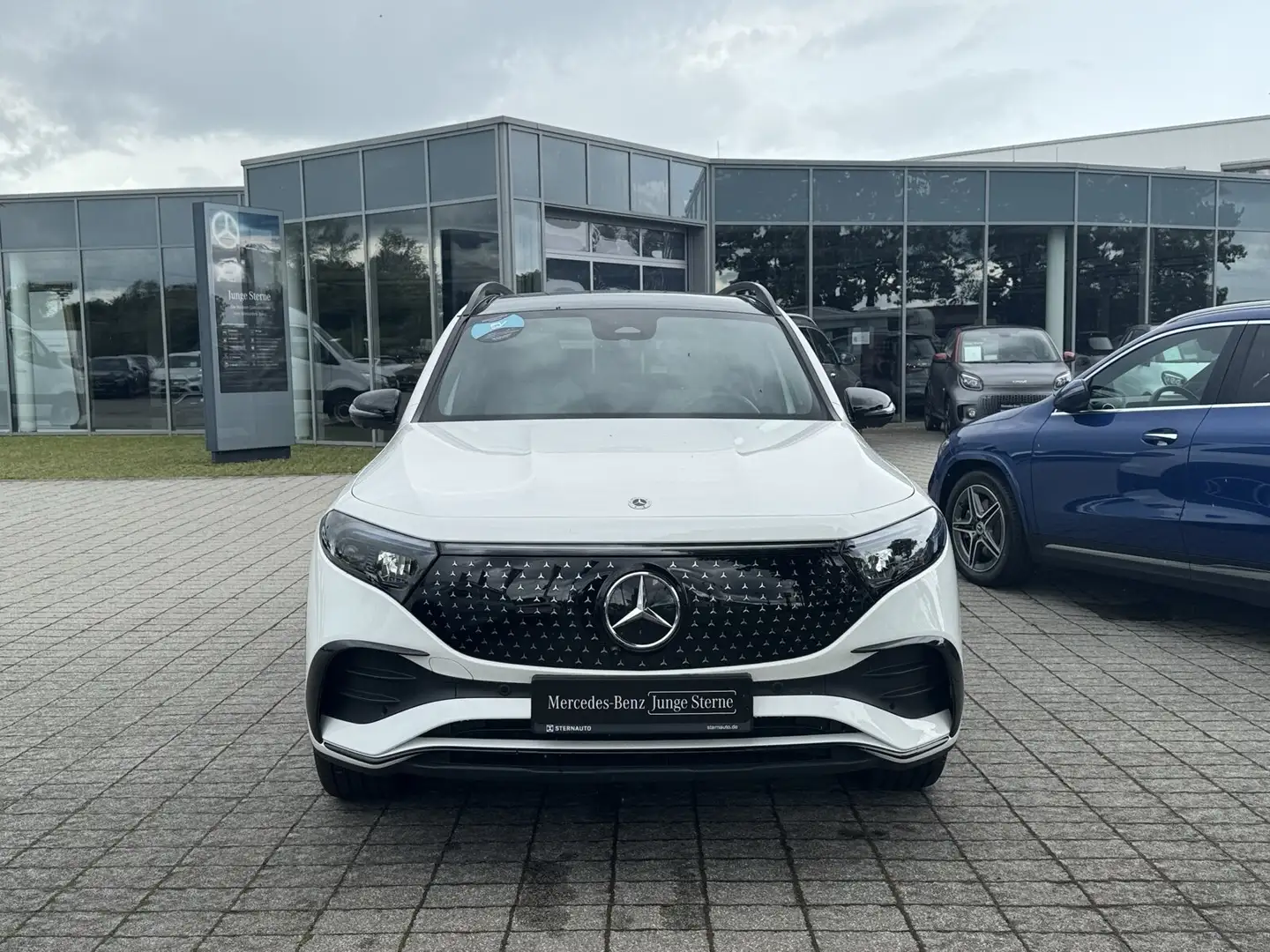 Mercedes-Benz EQB 300 EQB 300 4M AMG Pano Distro AHK Night 360°Kamera Blanc - 2