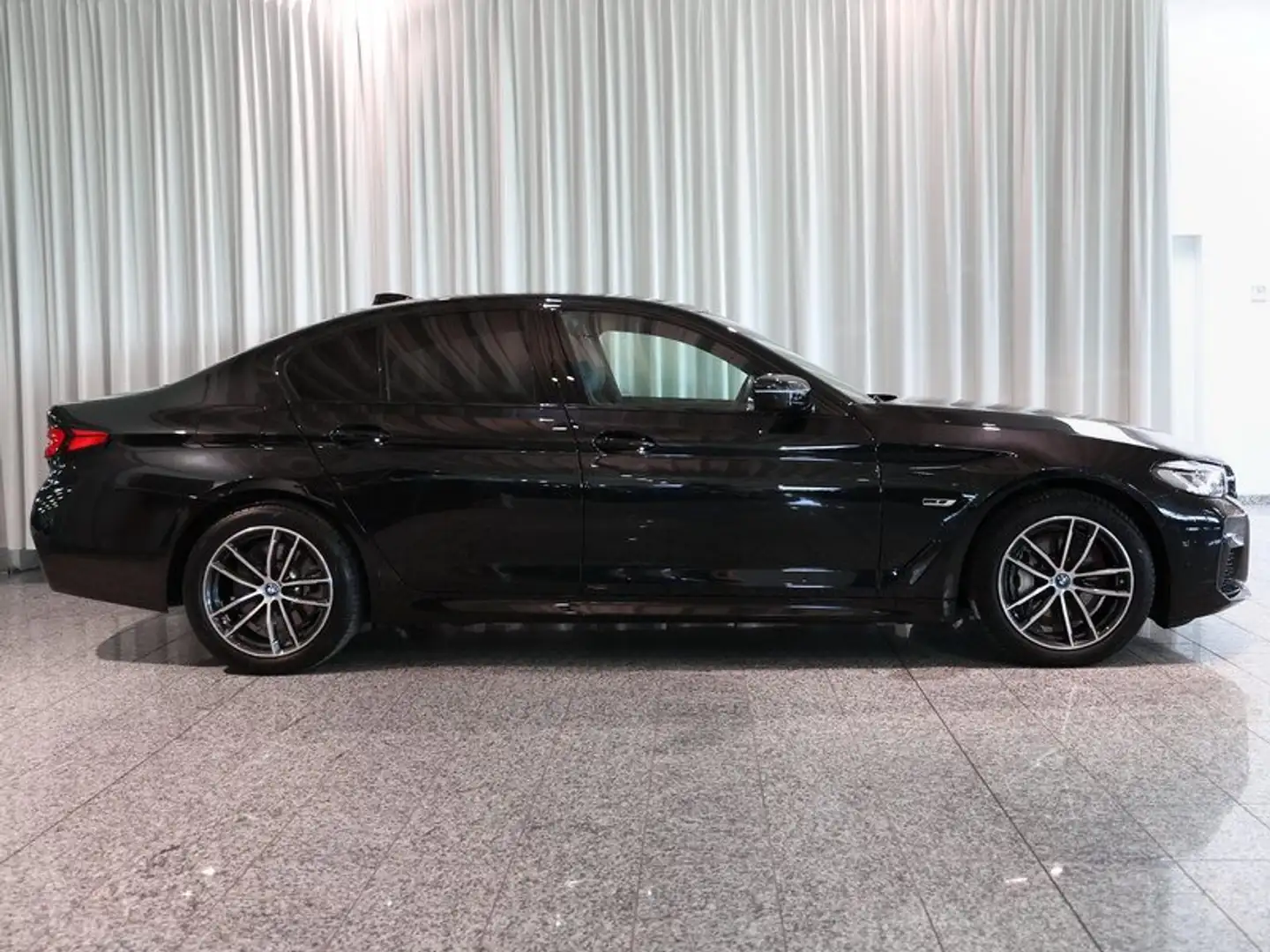 BMW 545 e xDrive M Sport Adp.LED Harm.Kar ACC DAB Černá - 2