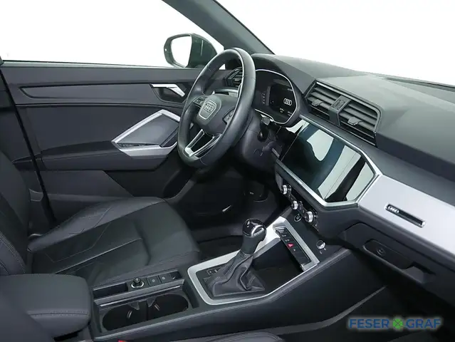 Audi Q3 view 5