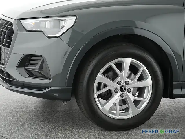 Audi Q3 view 15