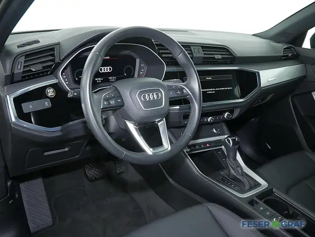 Audi Q3 view 8