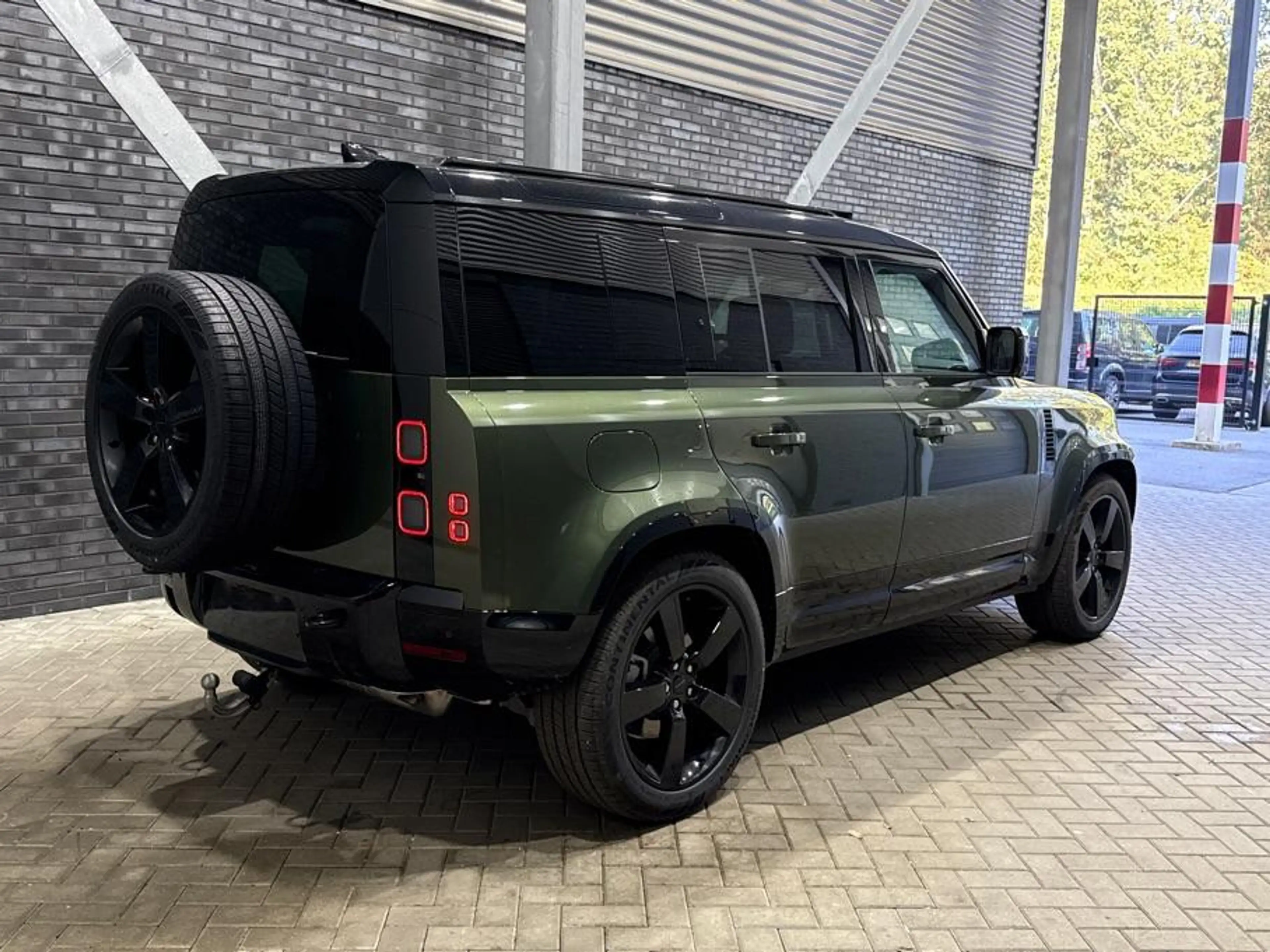 Land Rover Defender 2.0 P300e 110 X-Dynamic HSE | 6-Persoons | Meridia — photo 2