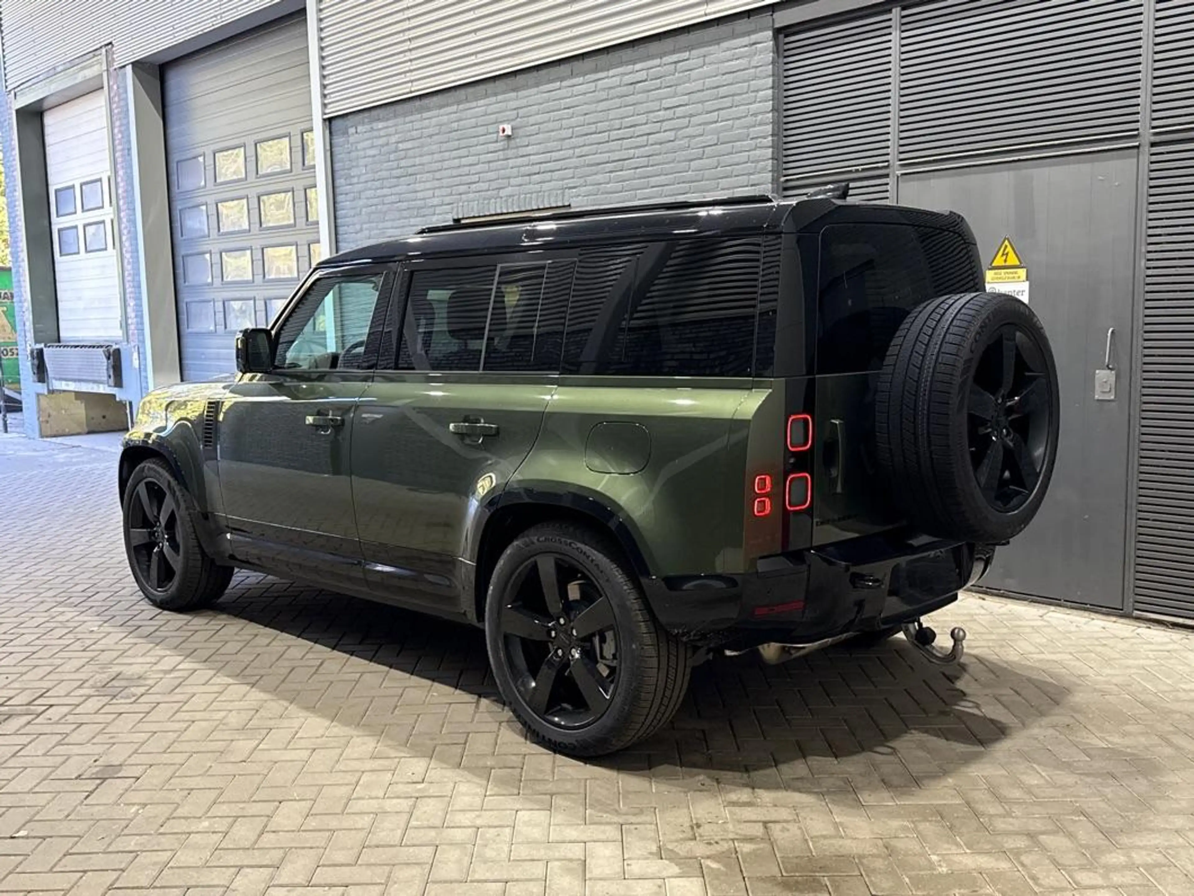 Land Rover Defender 2.0 P300e 110 X-Dynamic HSE | 6-Persoons | Meridia — photo 3