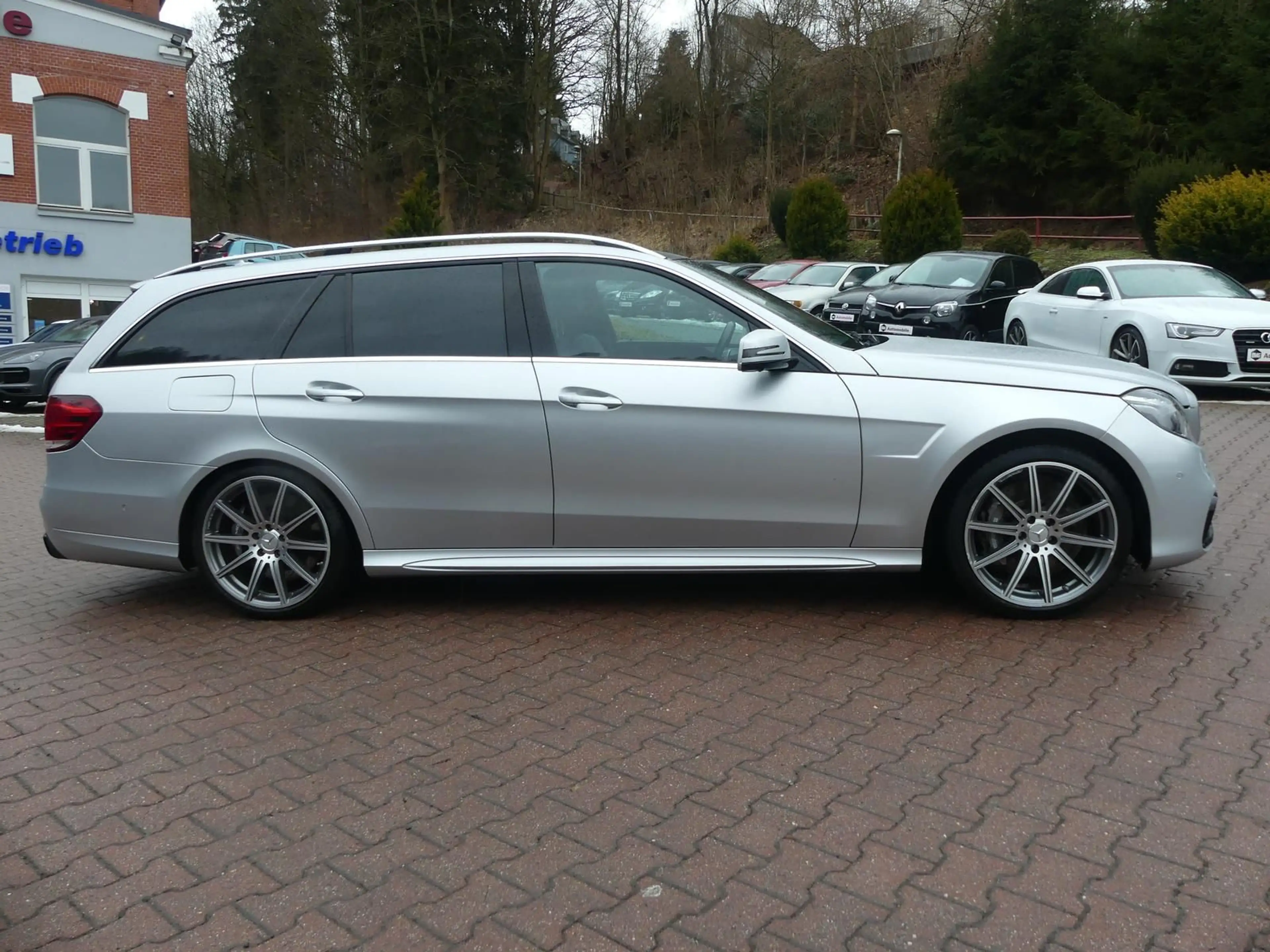 Mercedes-Benz E 63 AMG E63 AMG*5.5*V8*Bi-Turbo*LED*360*SHZ*Pano*BT*Navi — photo 4