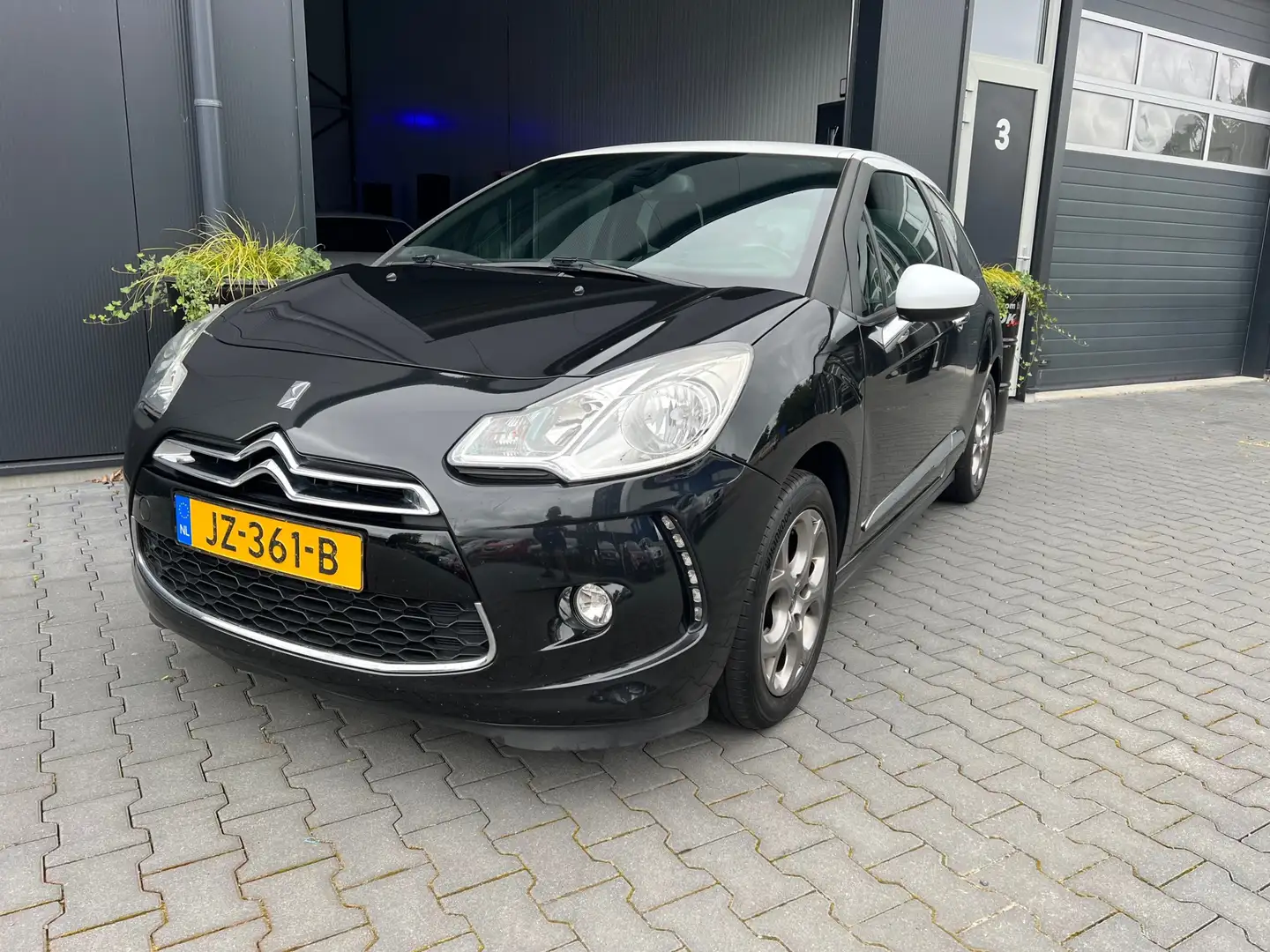 Citroen DS3 1.4 Chic 135.000 km !! Zwart - 1