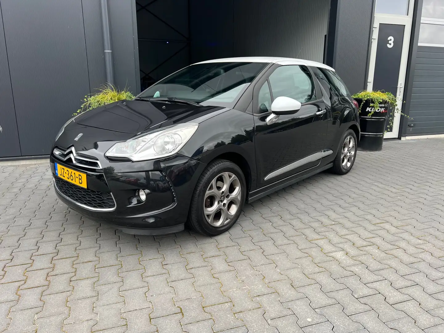 Citroen DS3 1.4 Chic 135.000 km !! Zwart - 2