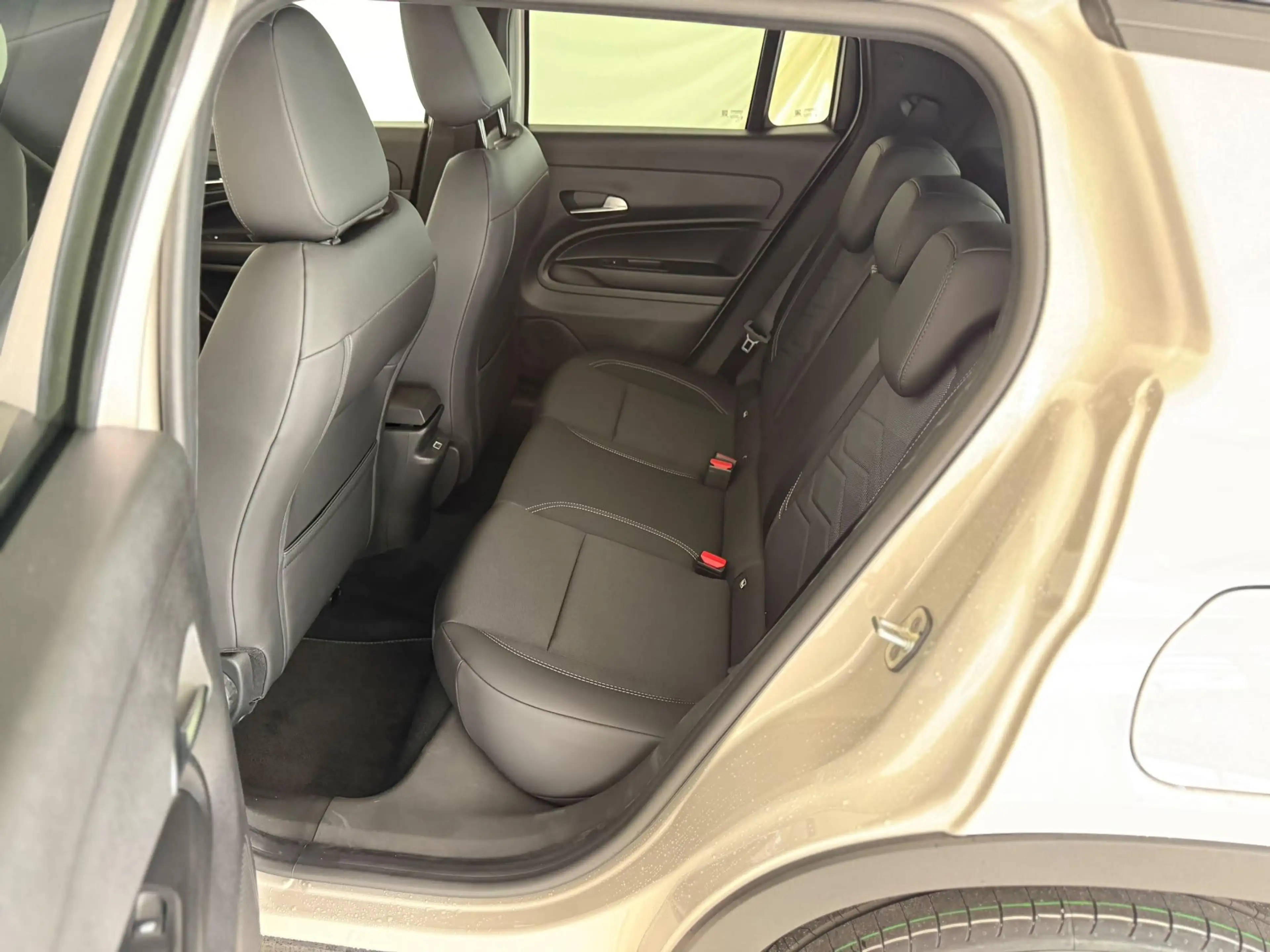 Jeep Avenger Black Edition 54 kWh | Apple/Android | Cruise cont — photo 9