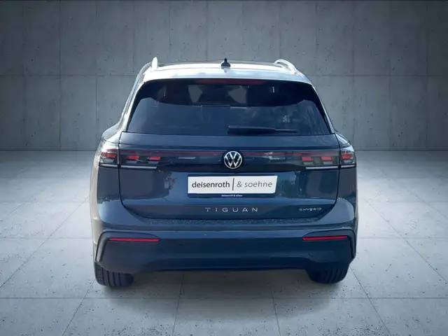 Volkswagen Tiguan view 4