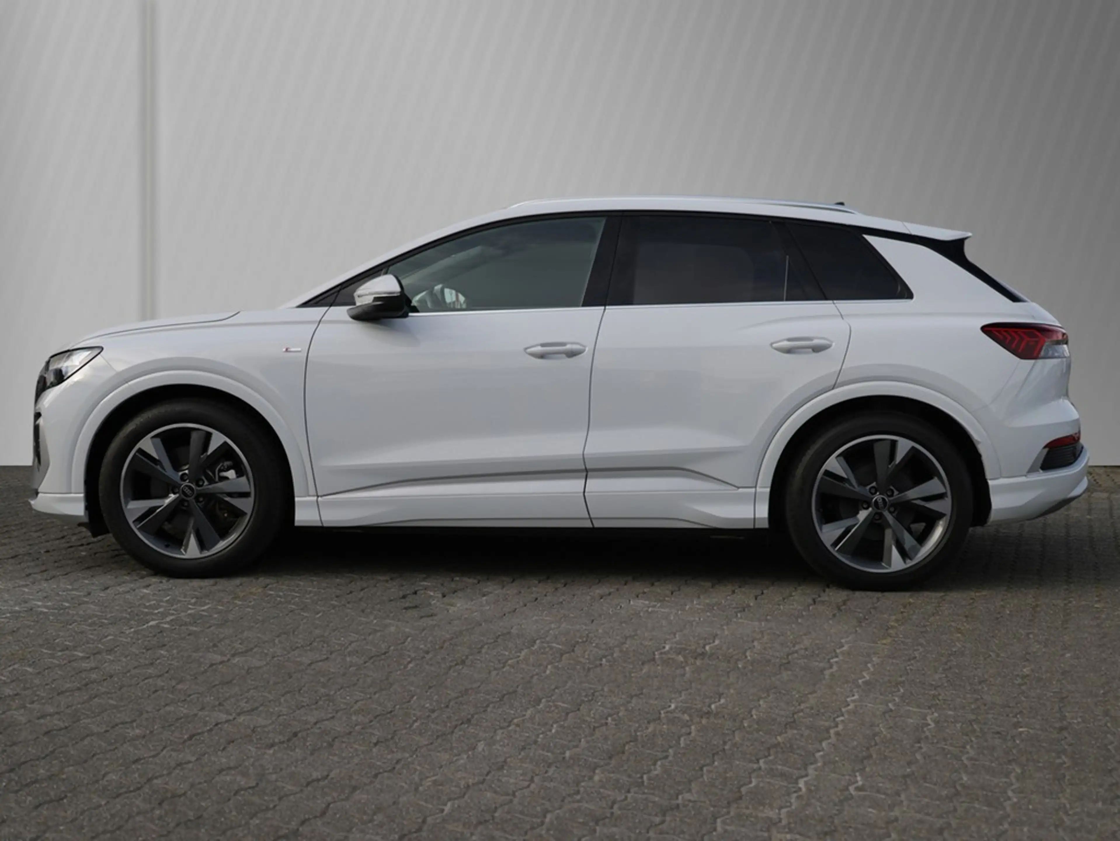 Audi Q4 e-tron 40 S line — photo 3