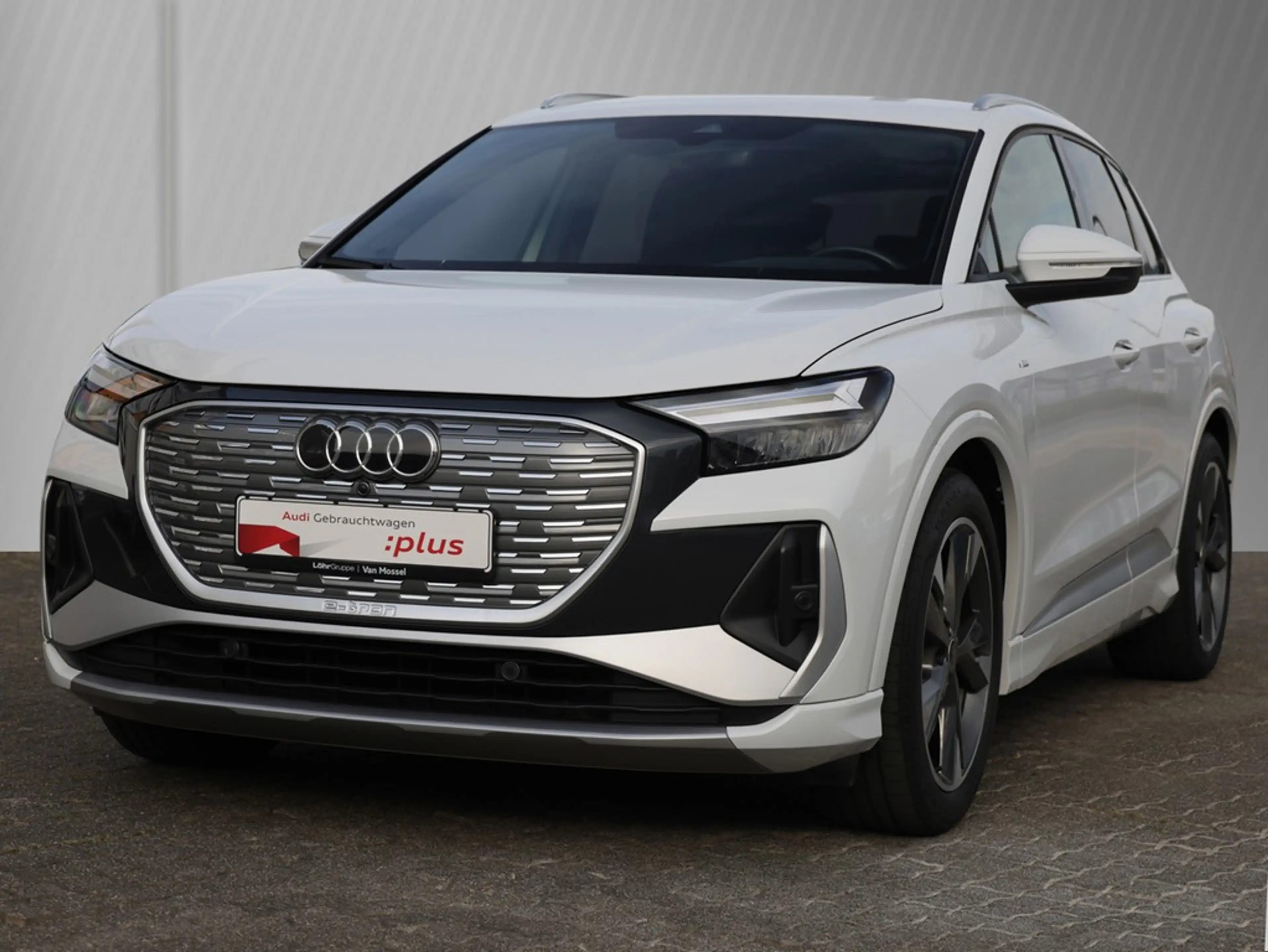 Audi Q4 e-tron 40 S line — photo 2