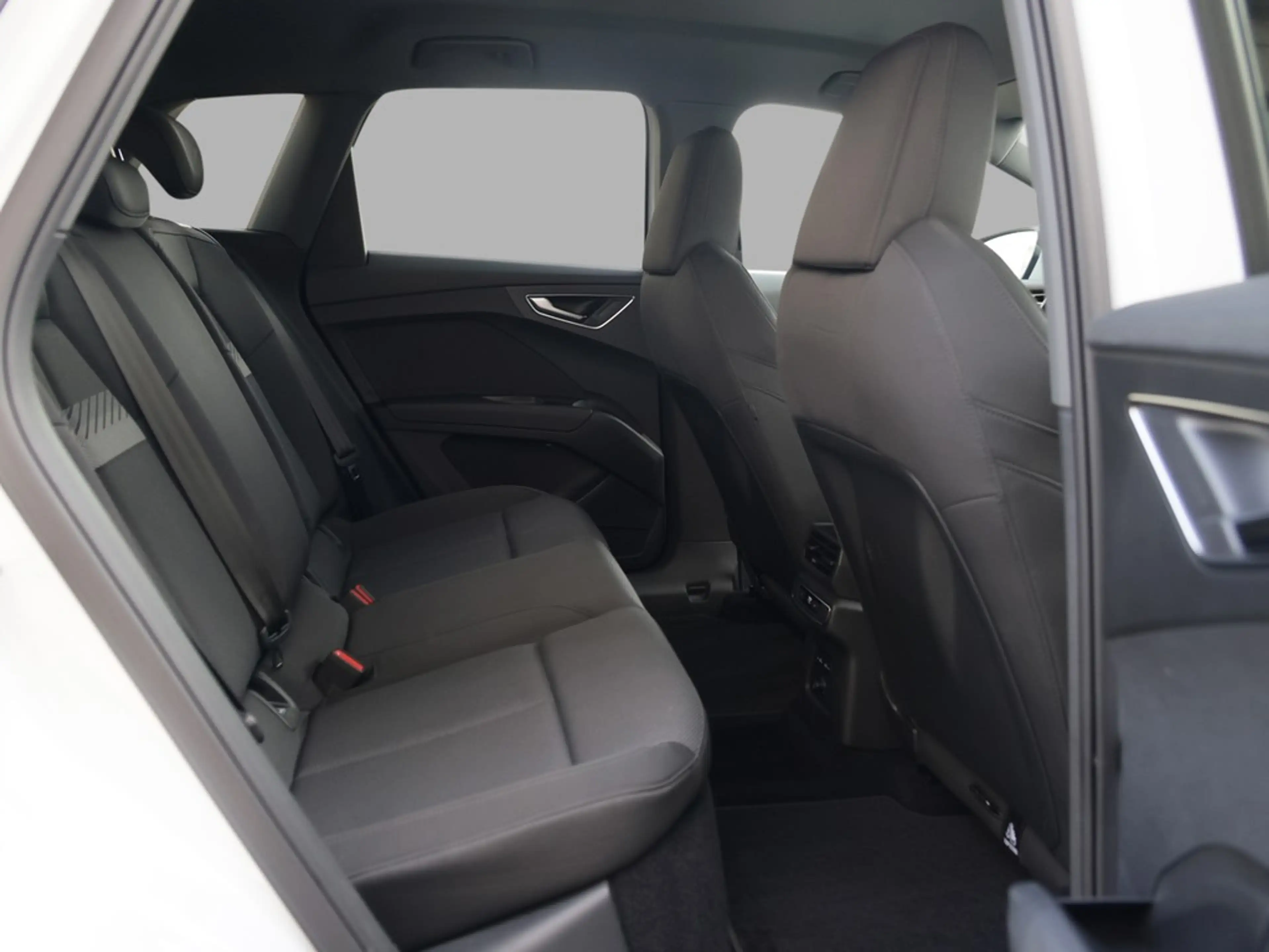 Audi Q4 e-tron 40 S line — photo 9