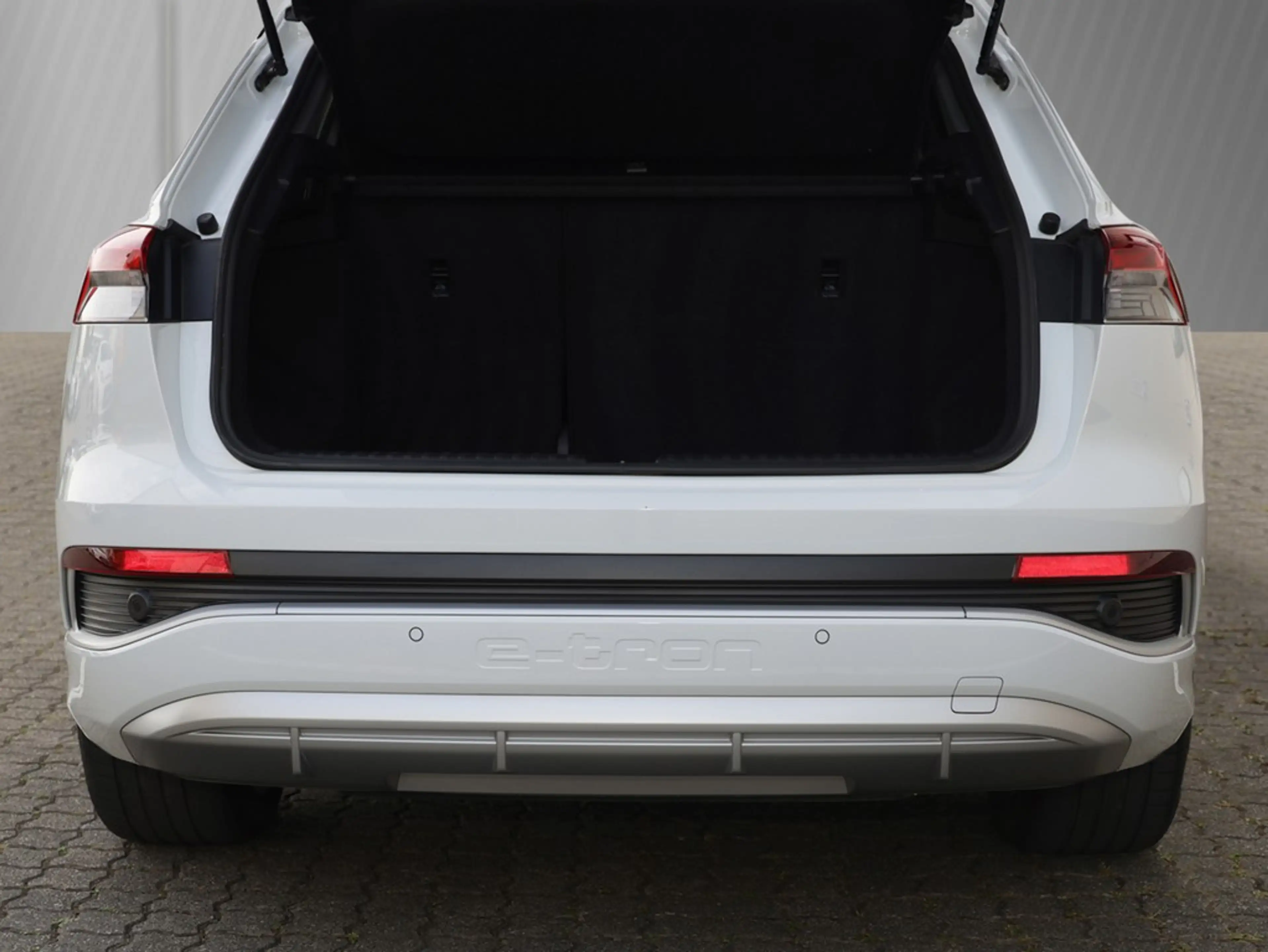 Audi Q4 e-tron 40 S line — photo 6