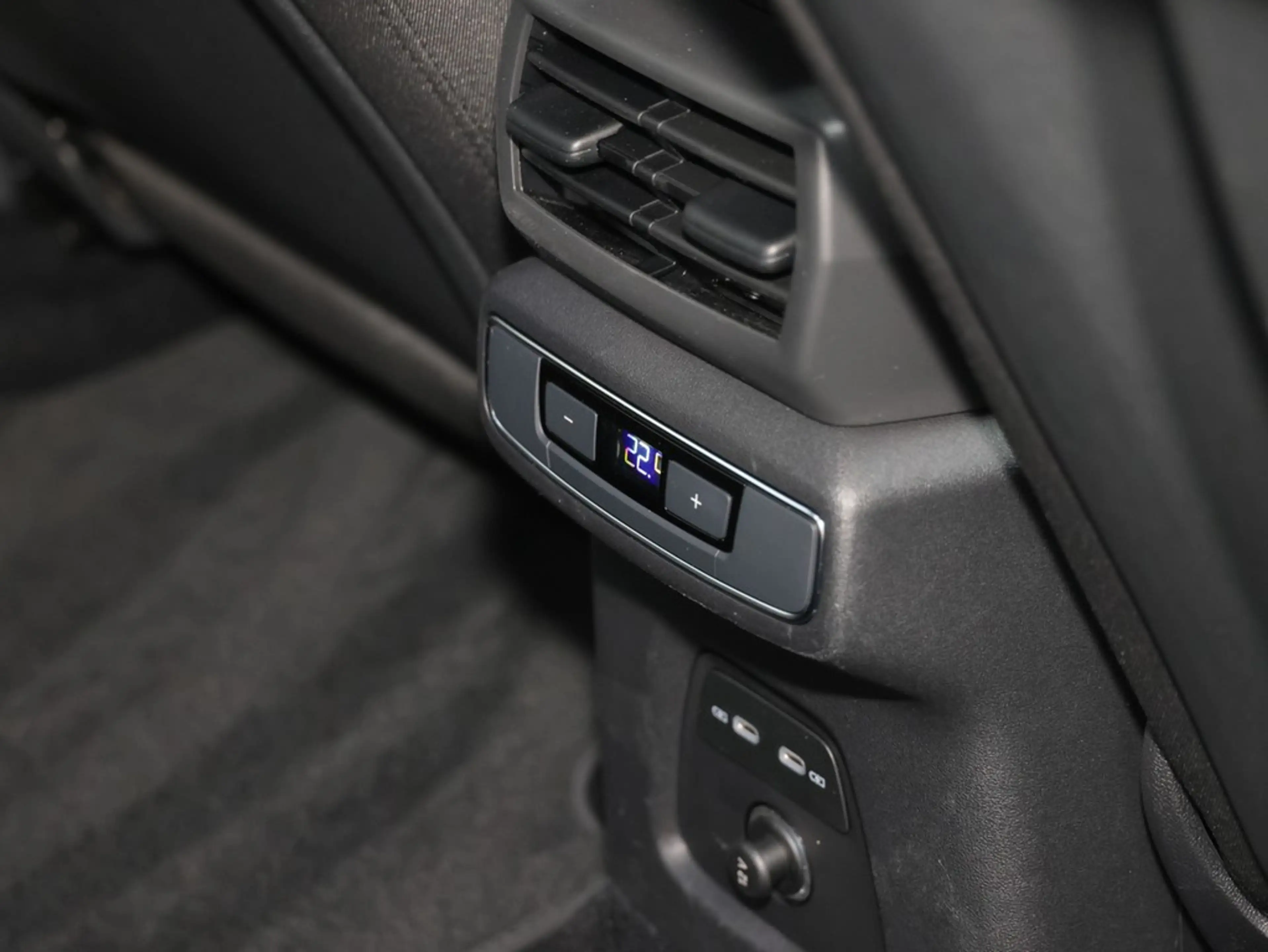 Audi Q4 e-tron 40 S line — photo 10