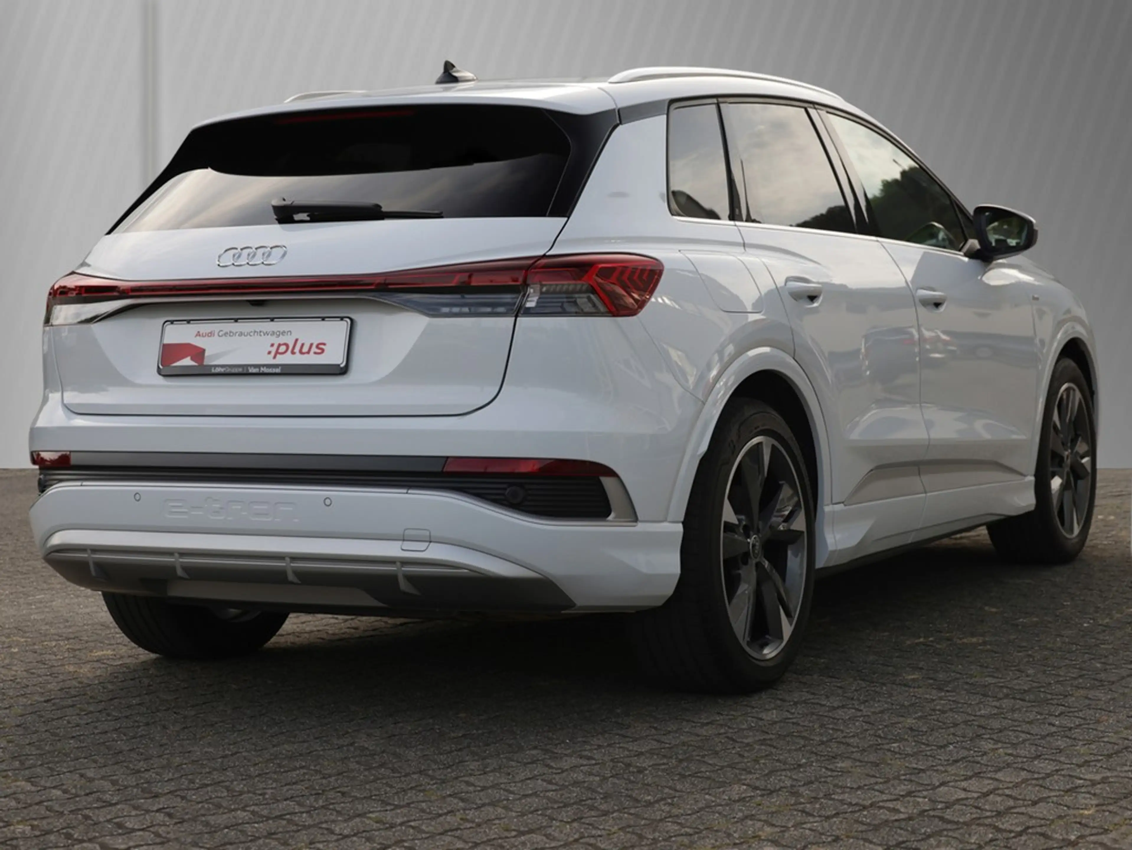 Audi Q4 e-tron 40 S line — photo 4