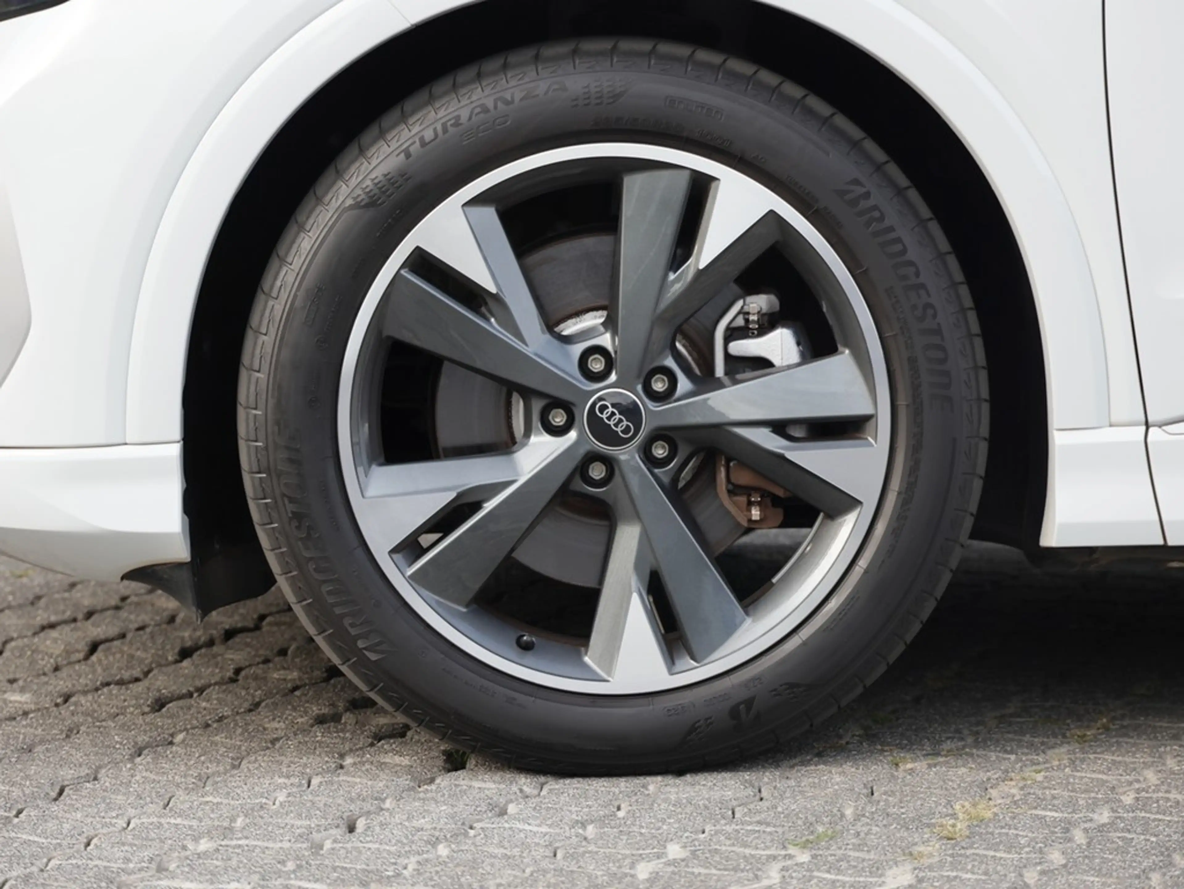 Audi Q4 e-tron 40 S line — photo 5