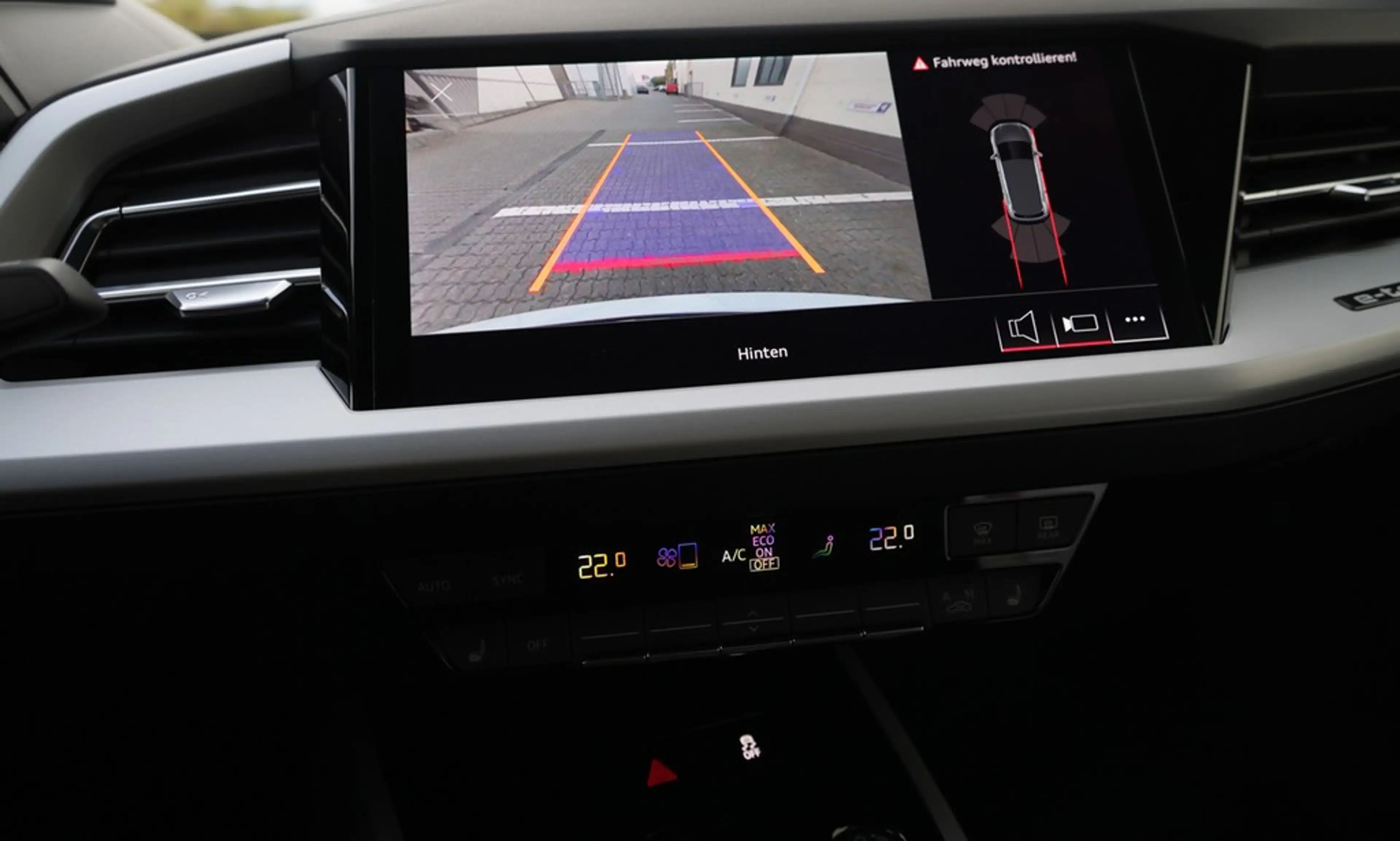Audi Q4 e-tron 40 S line — photo 7