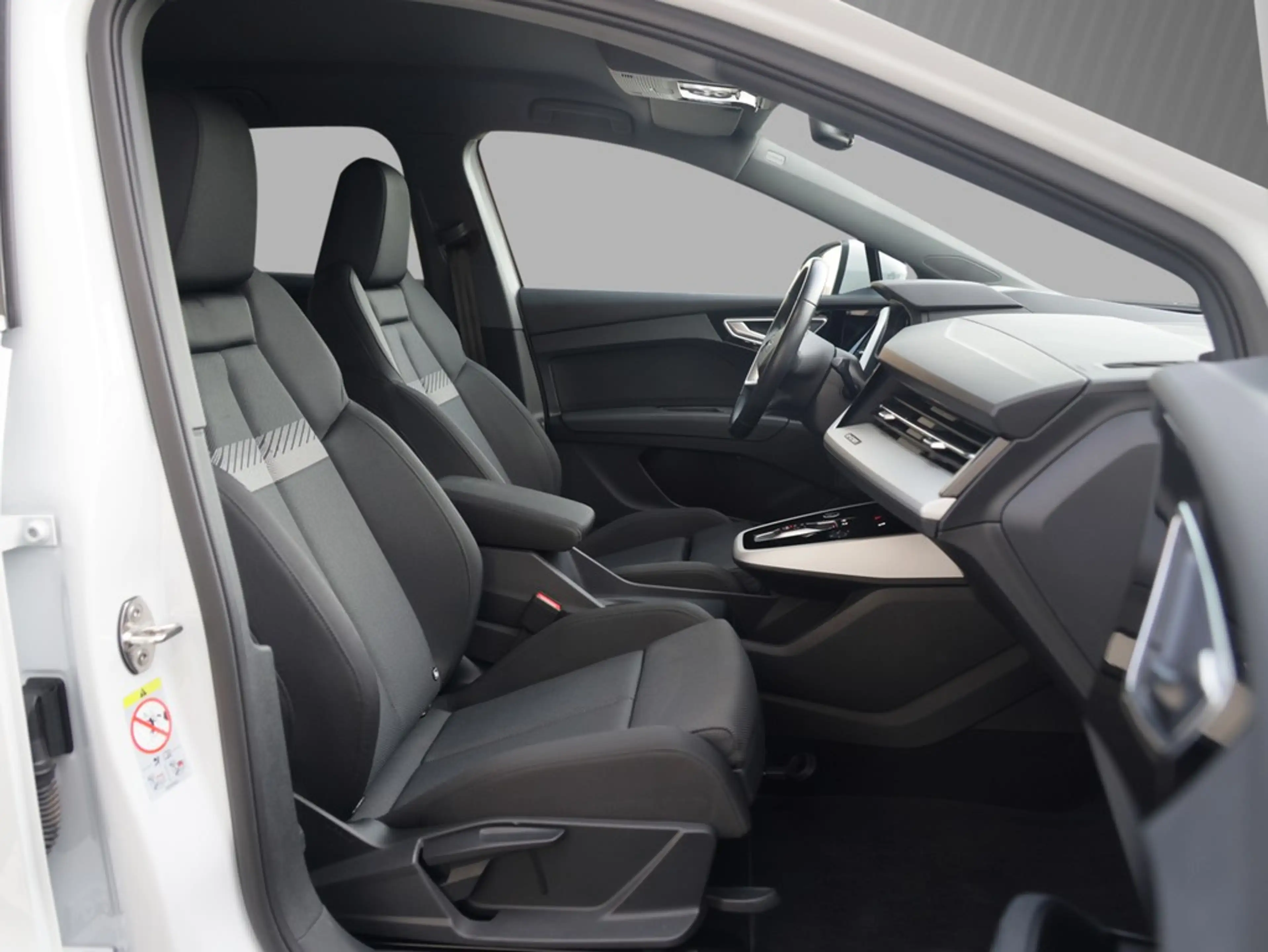 Audi Q4 e-tron 40 S line — photo 8
