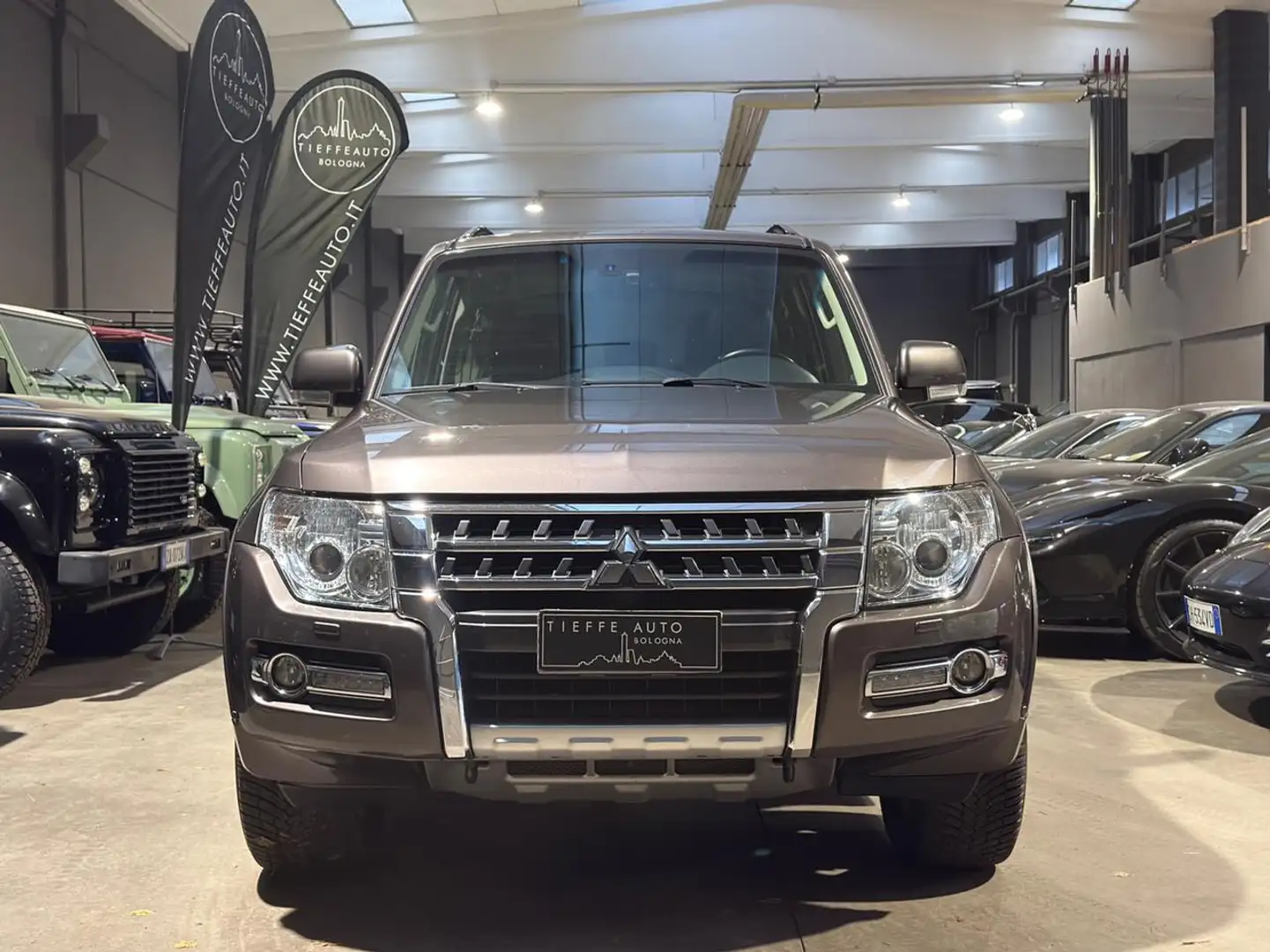 Mitsubishi Pajero 3.2 DI-D 16V aut. 3p. Instyle DPF Grau - 2