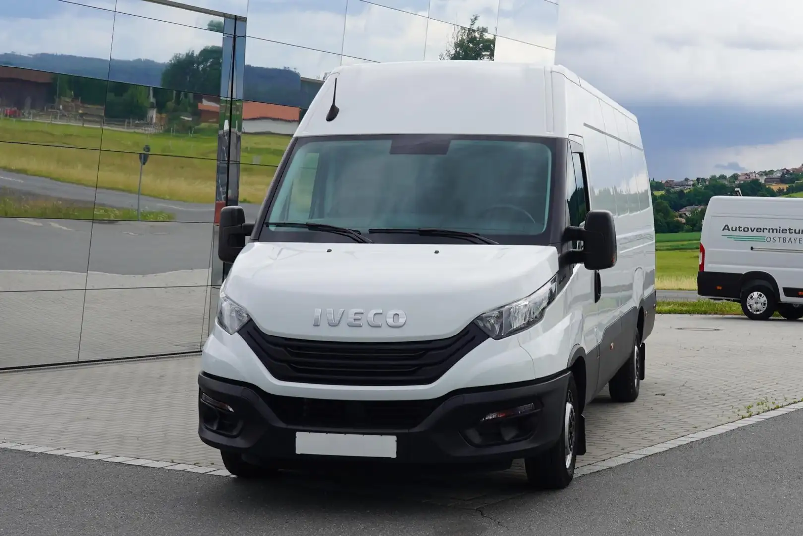 Iveco Daily 35S18V 4100L H2 3.0L 176 PS Klimaautomatik Weiß - 1