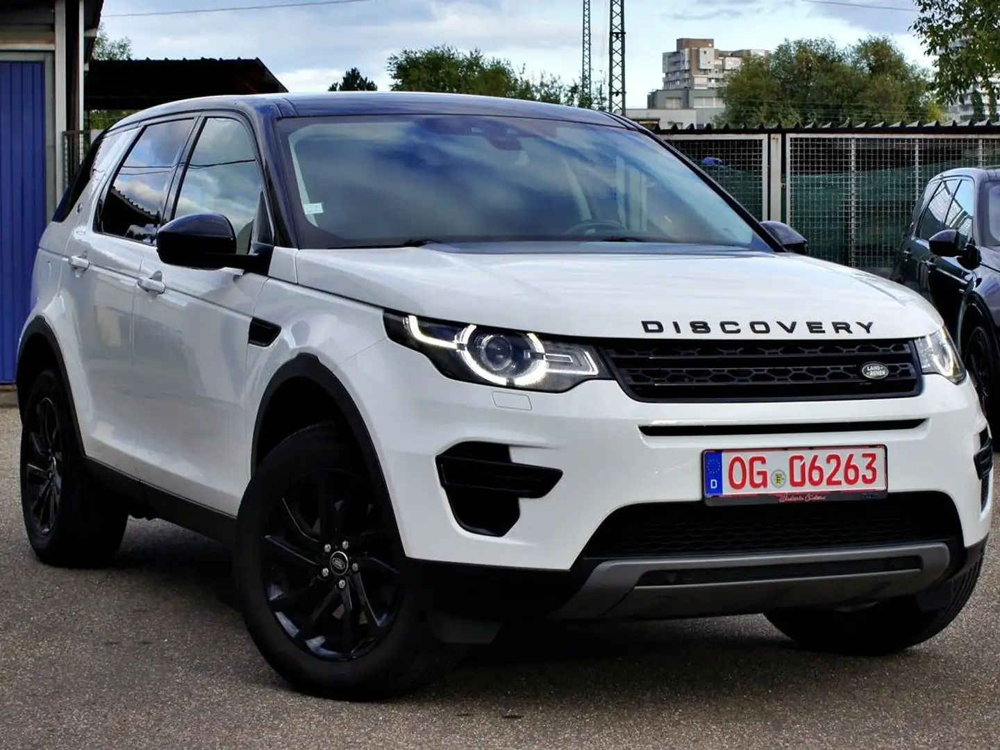Land Rover Discovery Sport SE AWD LEDER/NAVI/PANO/AHK/7 Sitzer /Garantie Weiß - 2