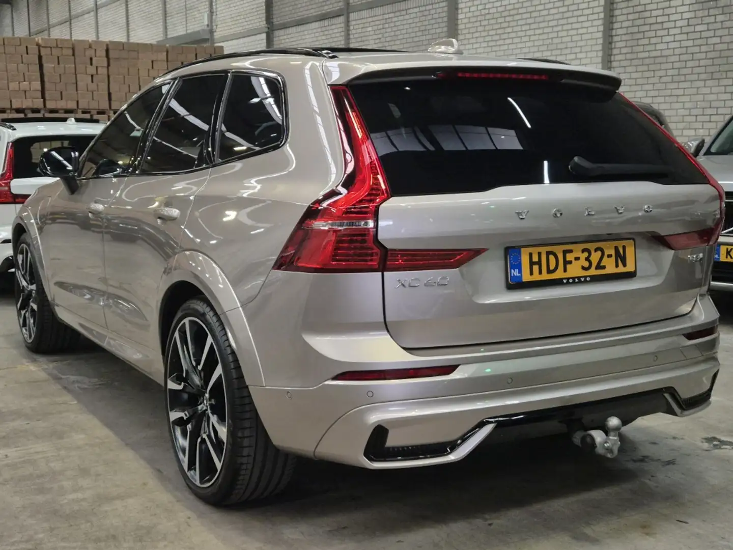 Volvo XC60 T8 455PK AWD Ultra Dark | Luchtvering | 22'' | Bow Grijs - 2