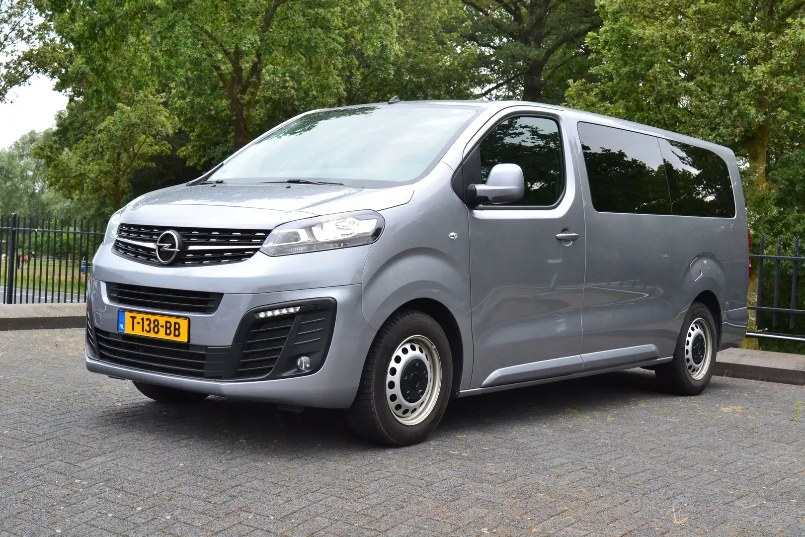 Opel Vivaro 2.0 Kombi L3H1 9P Grijs - 1