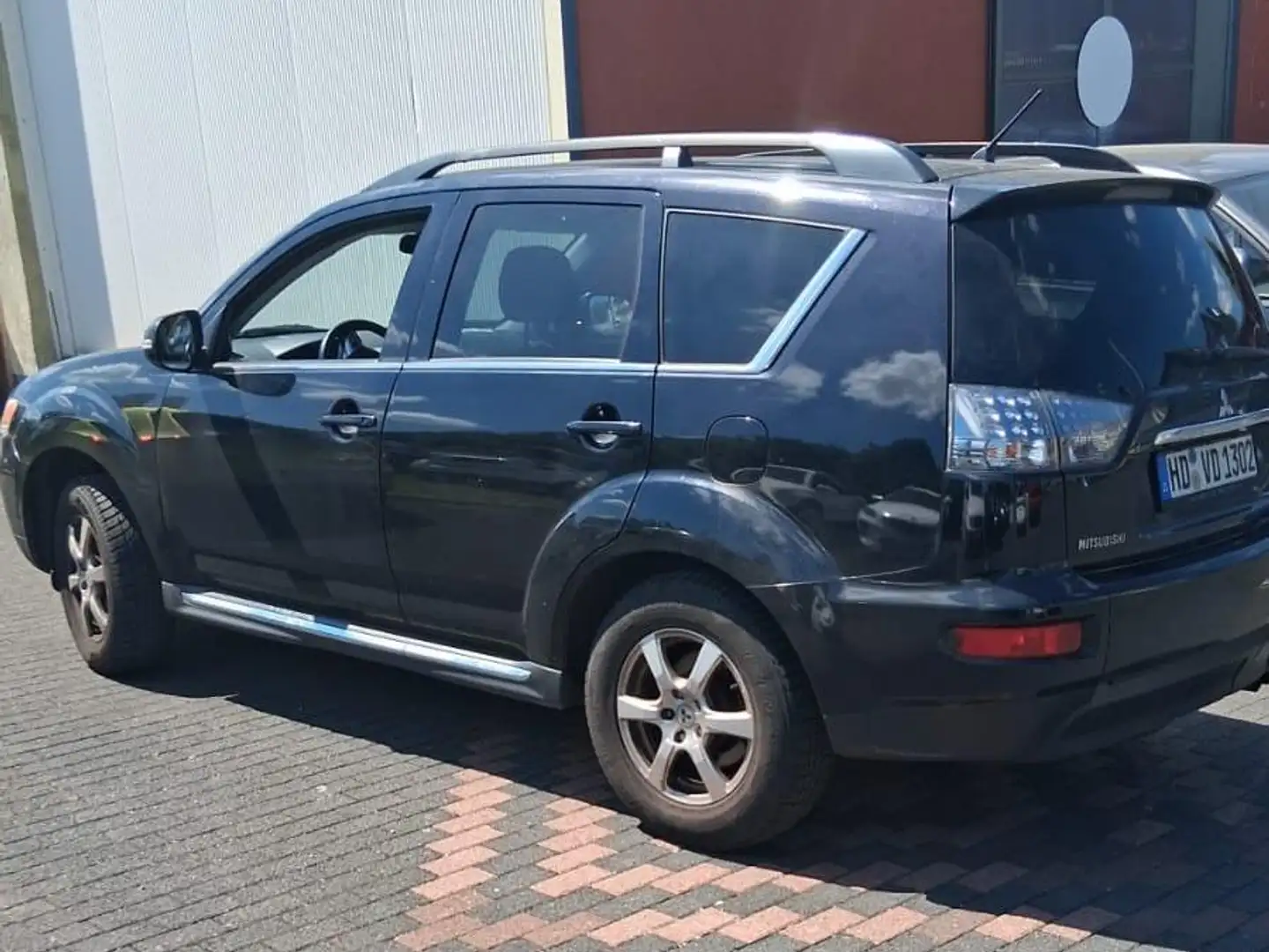 Mitsubishi Outlander Instyle 4WD 7 Sitzer / Automatik / Kamera Noir - 2