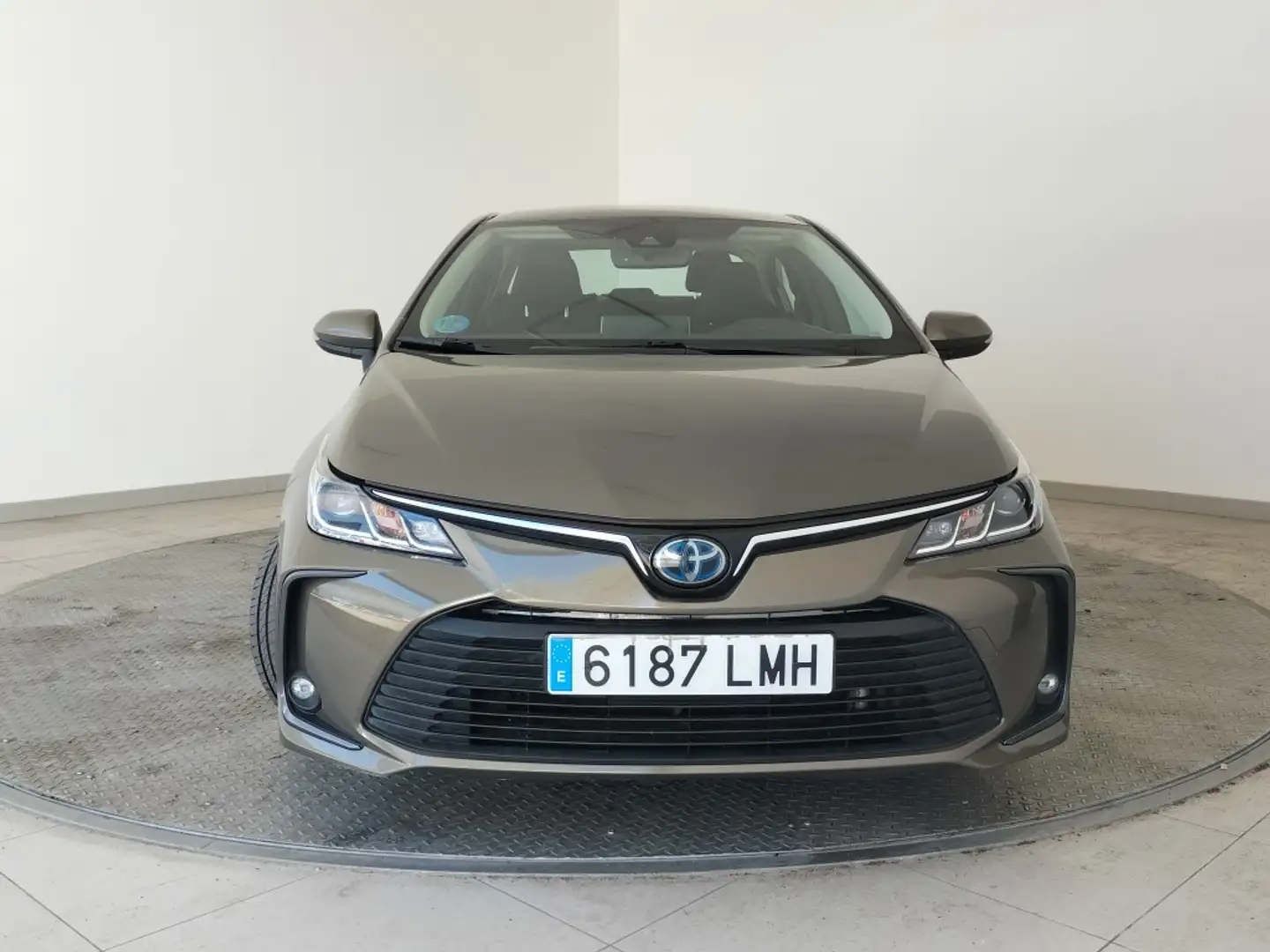 Toyota Corolla Sedán 125H Active Tech Marrón - 2