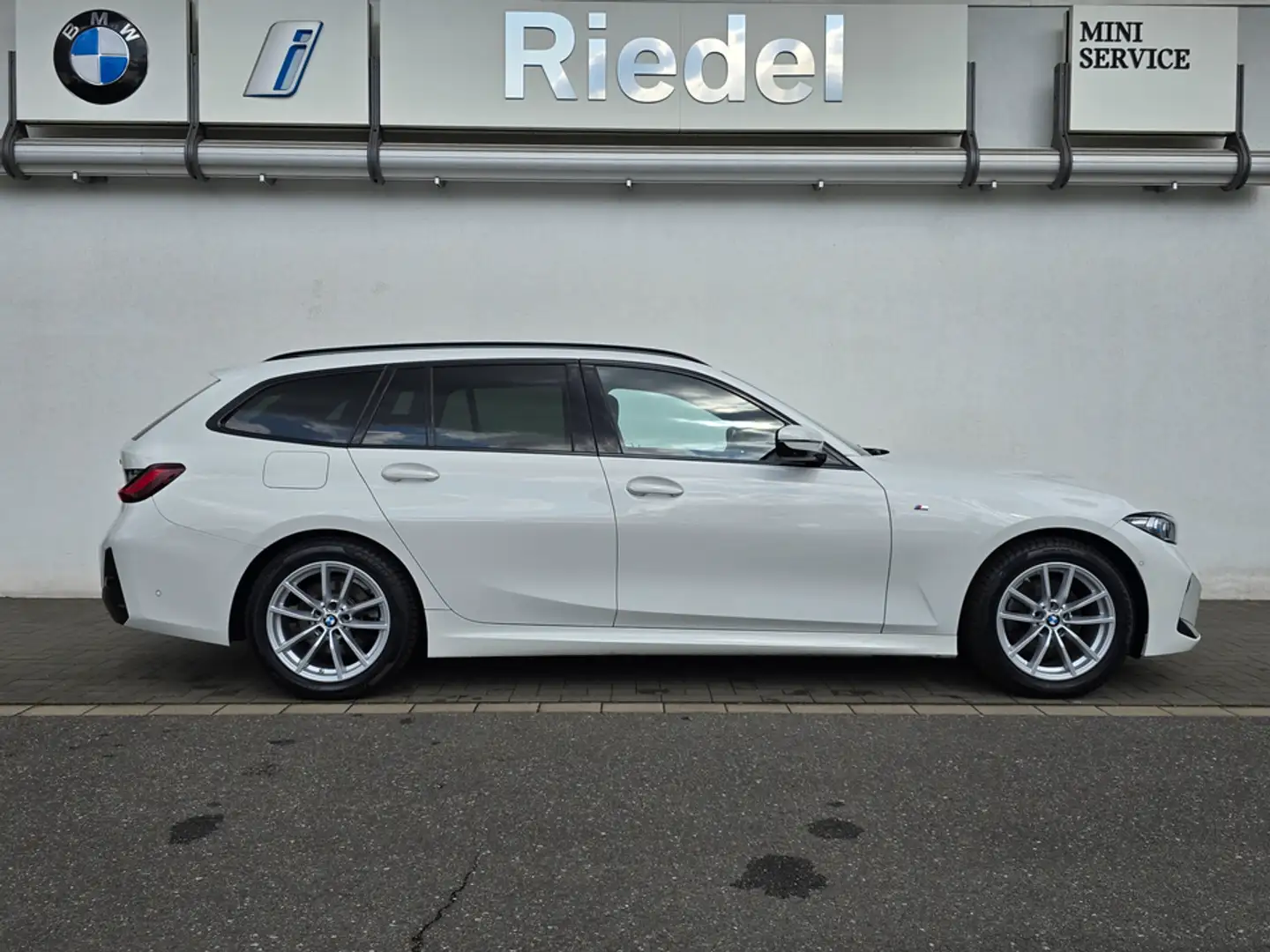 BMW 320 i Touring M Sportpaket*AHK*adap LED*ACC*HiFi* Weiß - 2