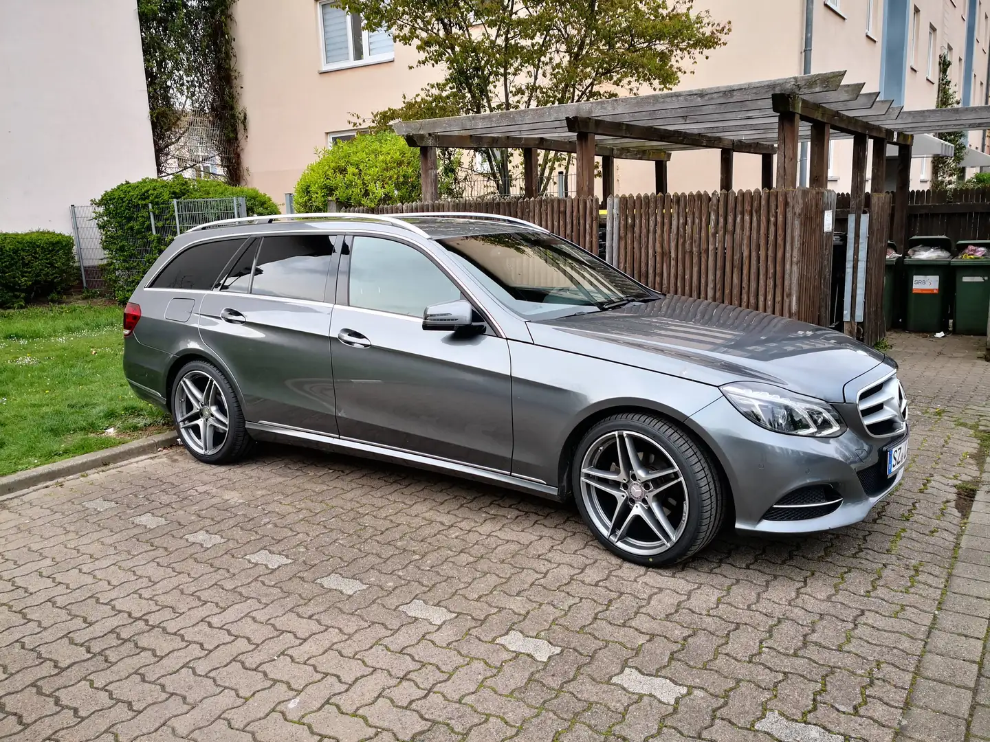 Mercedes-Benz E 220 E-Klasse T-Modell Diesel T BlueTEC BlueEFFICIENCY Edition 9G-TRONIC Avantgarde Grau - 1